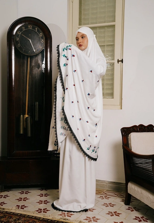 Image of ALRESQHA PRAYER ROBE - VIVI ZUBEDI