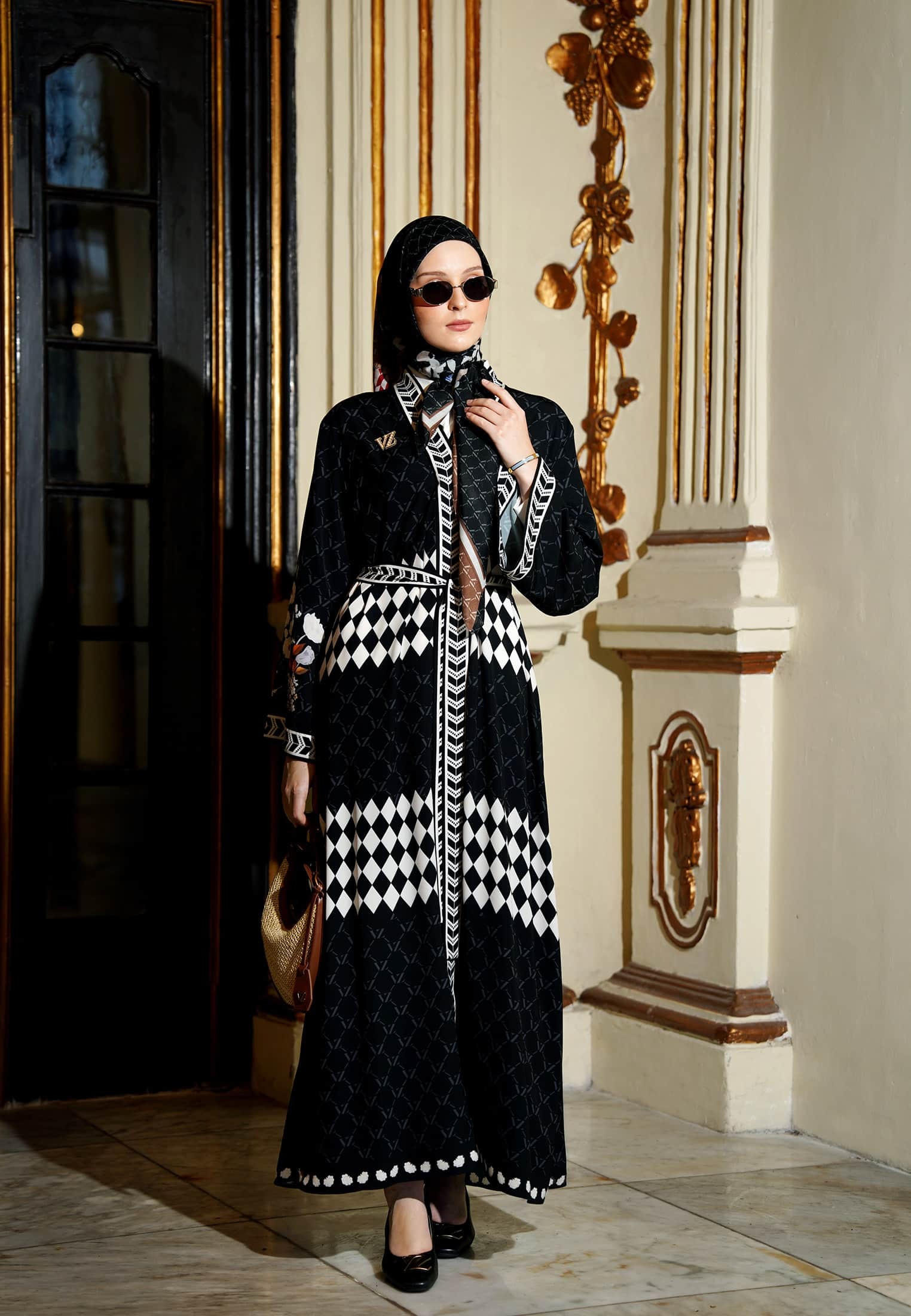 LLARYONA ABAYA - VIVI ZUBEDI