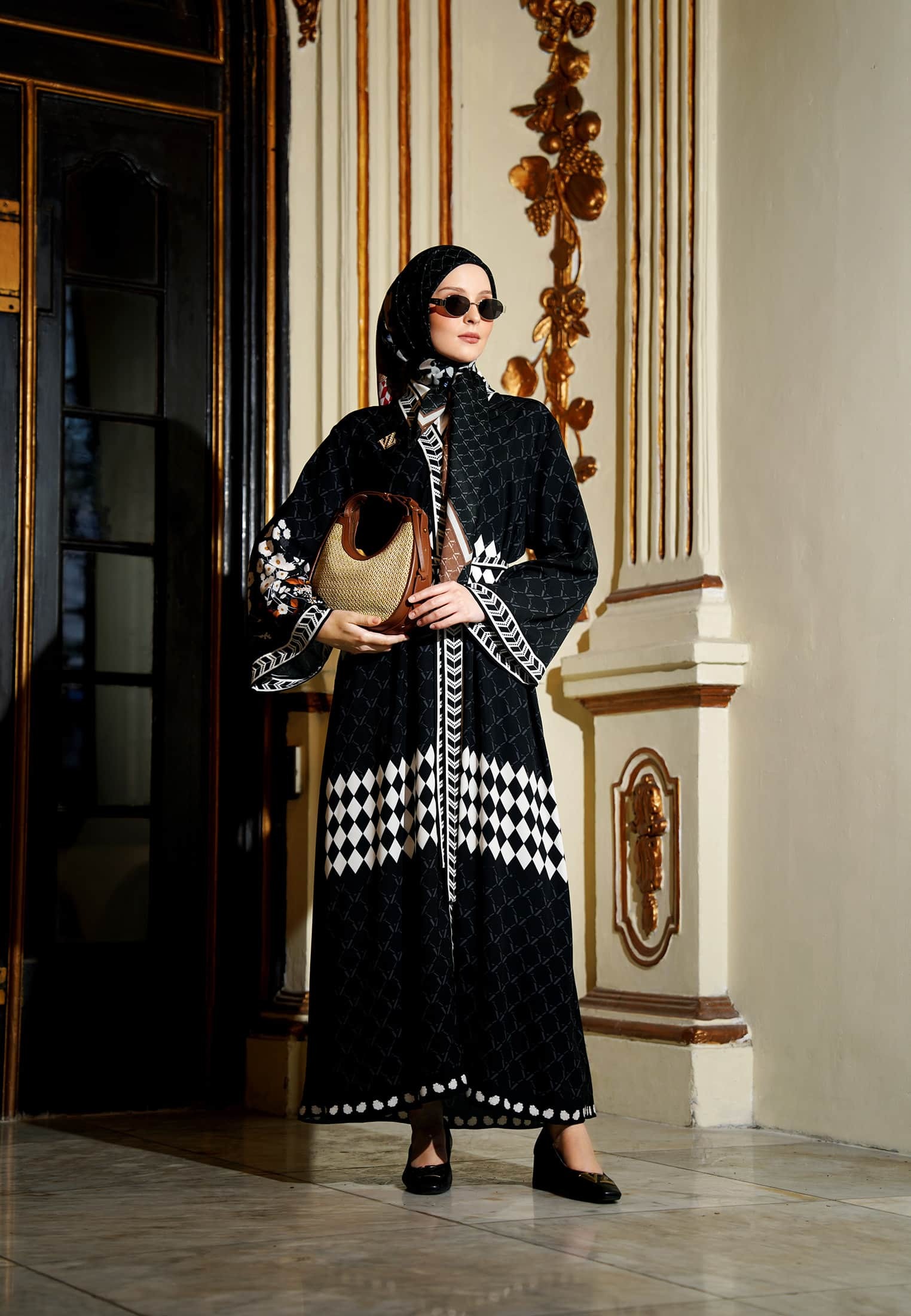LLARYONA ABAYA - VIVI ZUBEDI