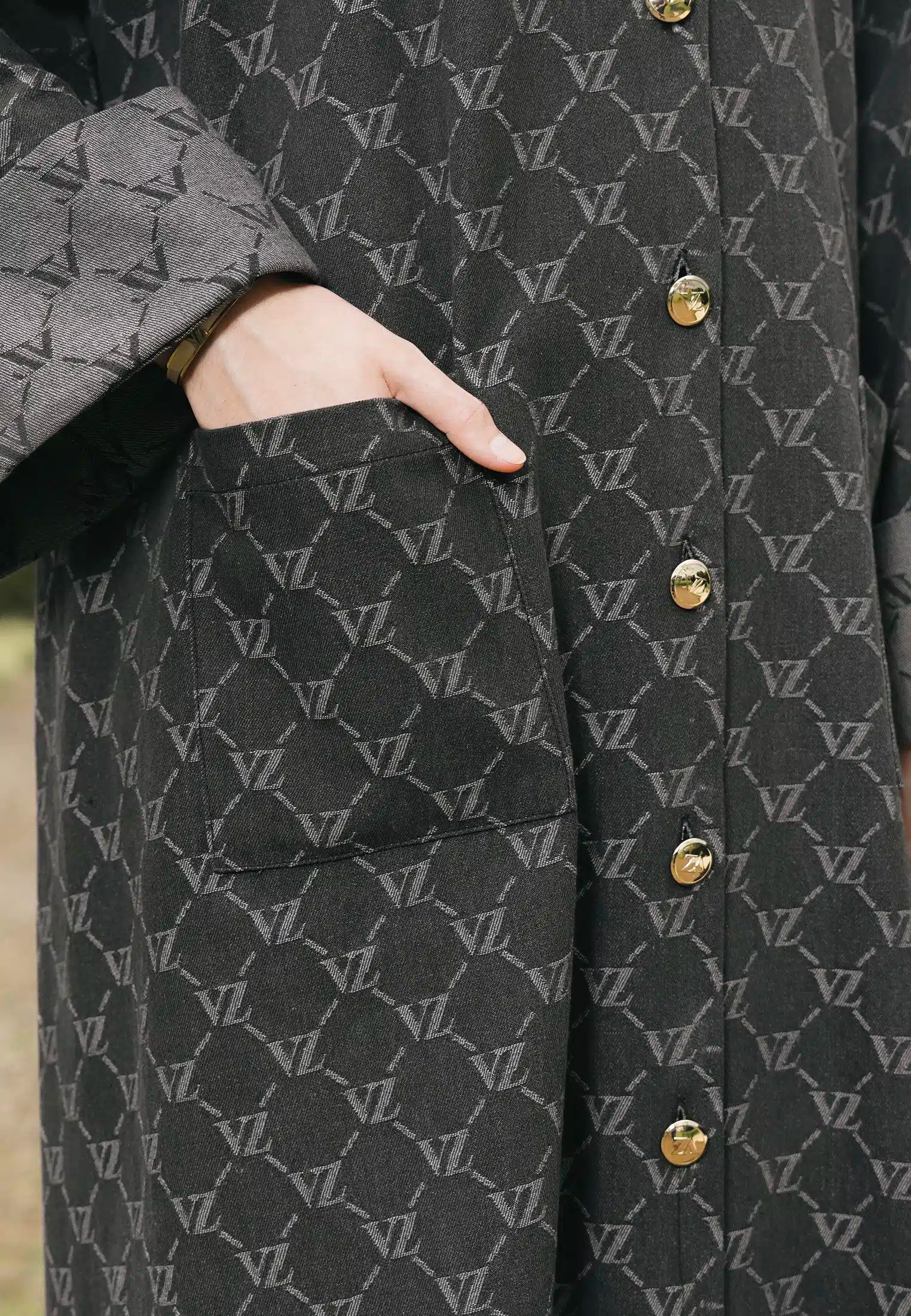 SIGNAIRE ABAYA - VIVI ZUBEDI