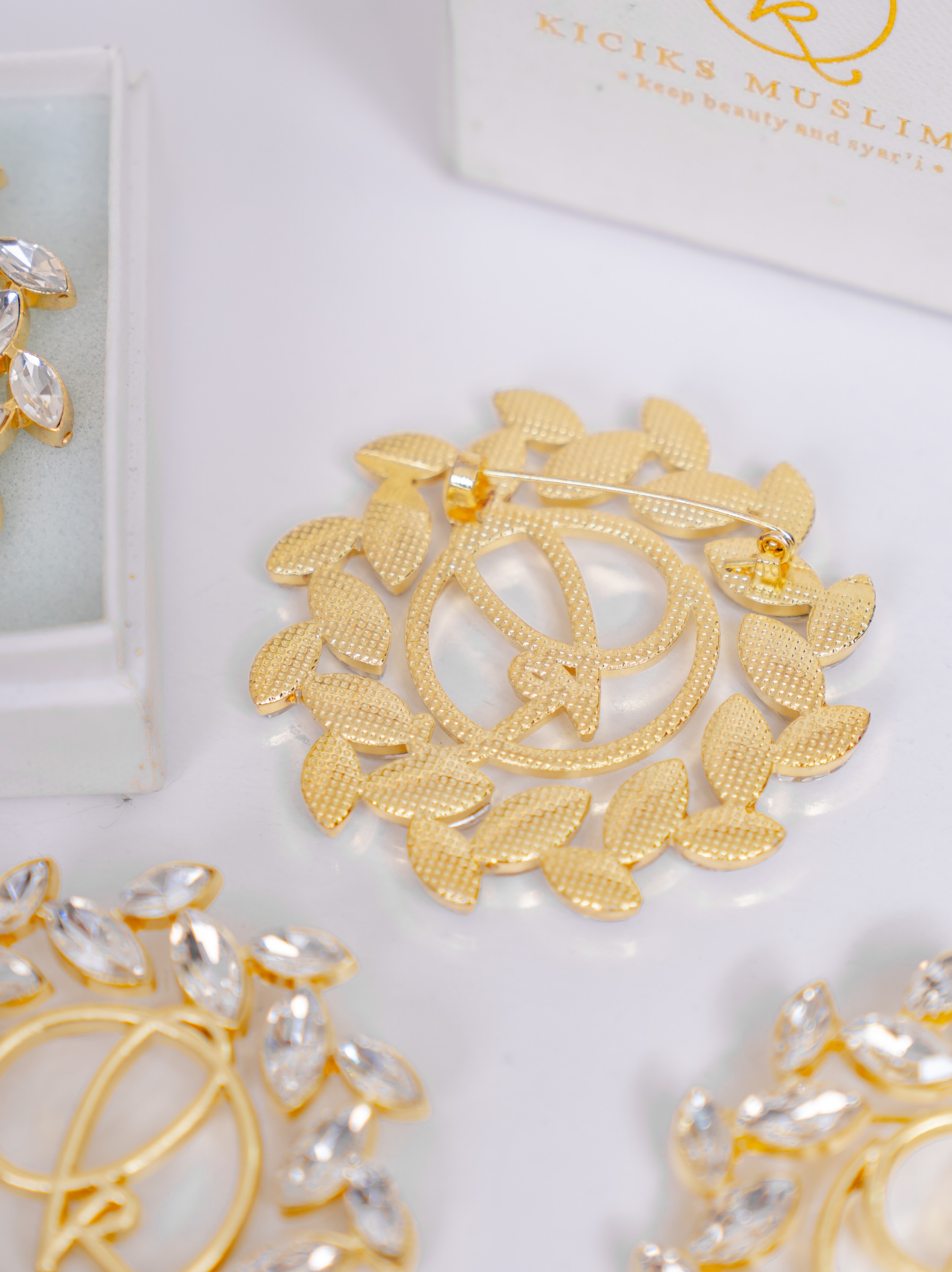 Brooch Mewah Kiciks