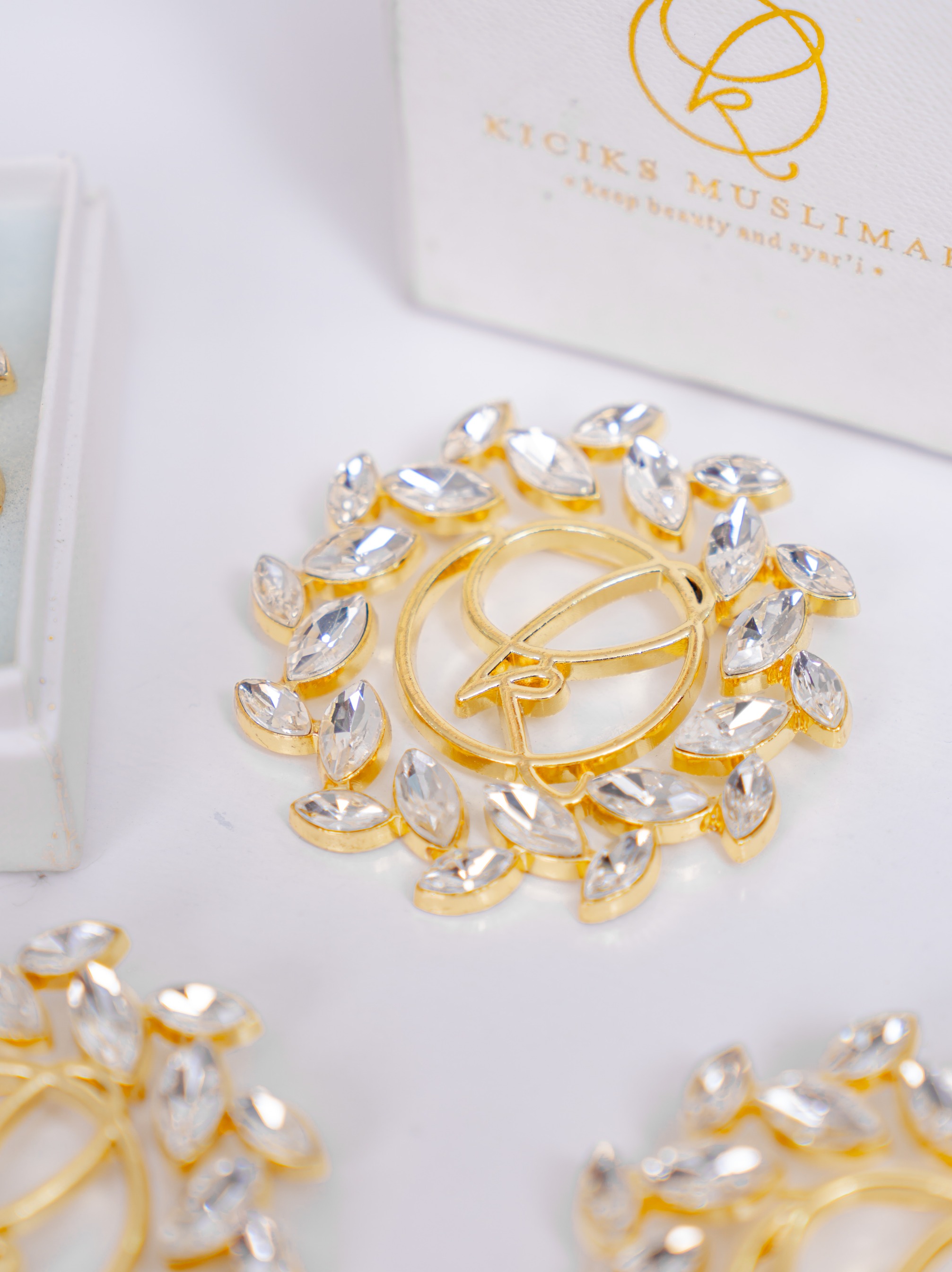 Brooch Mewah Kiciks