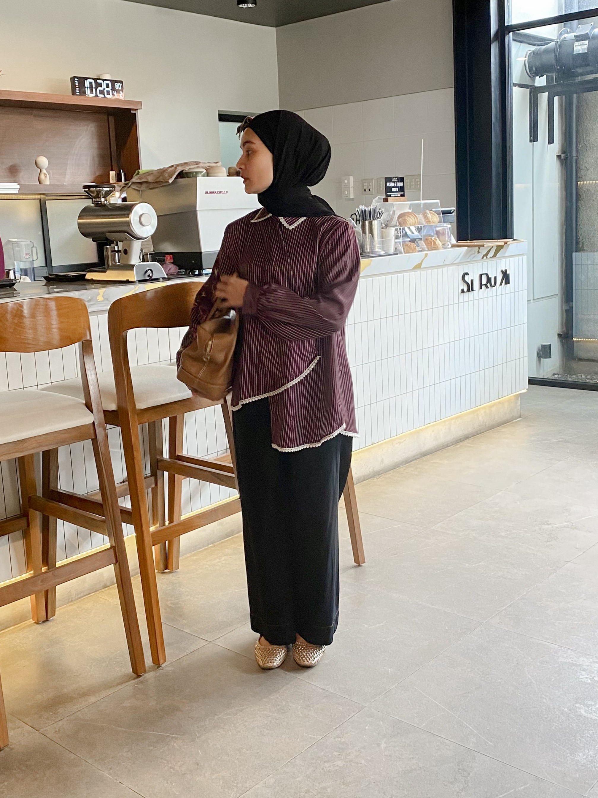 Anggun Top Maroon