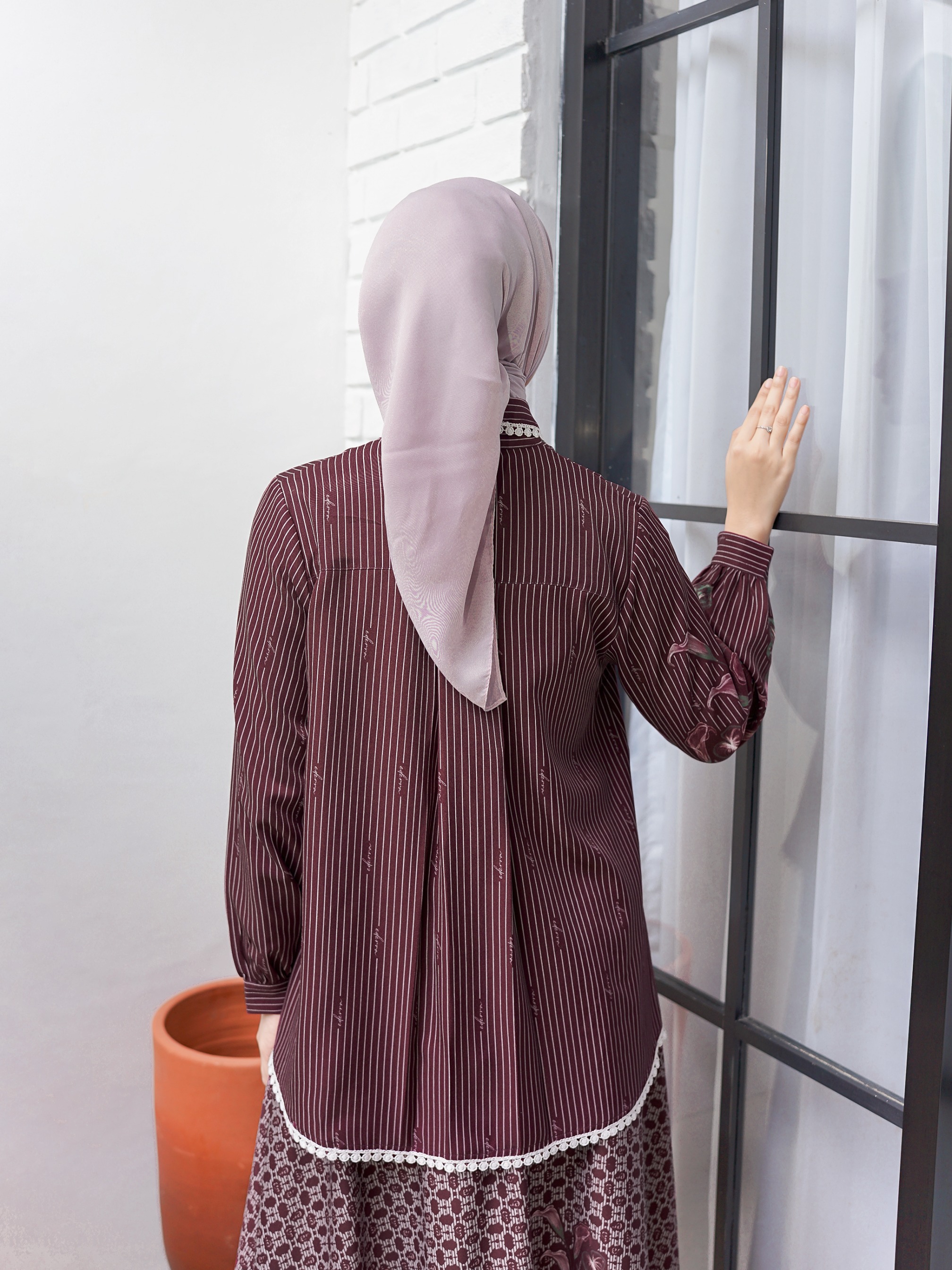  Anggun Oneset Maroon