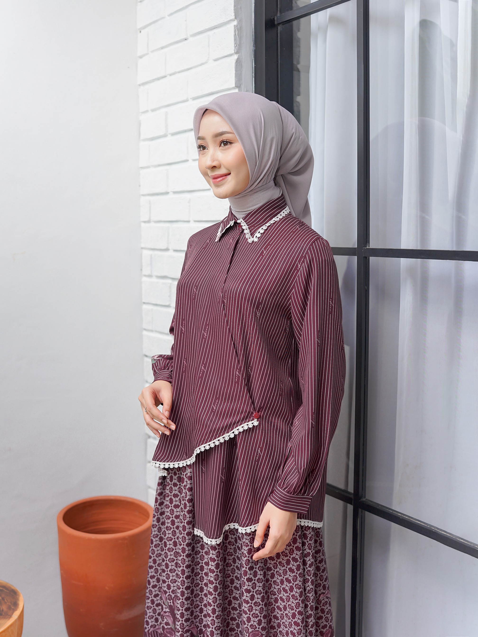  Anggun Oneset Maroon