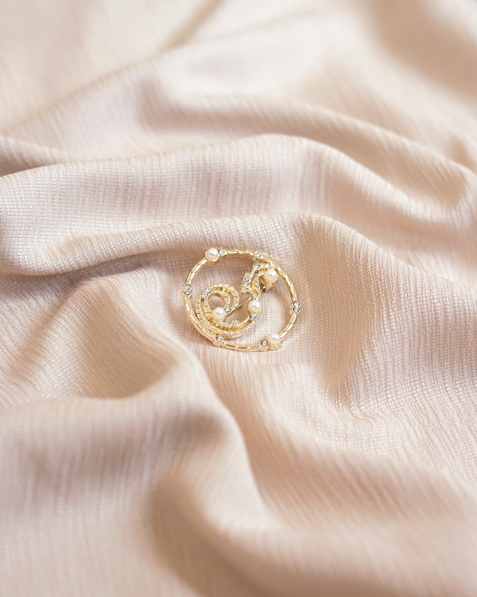 Saga brooch gold