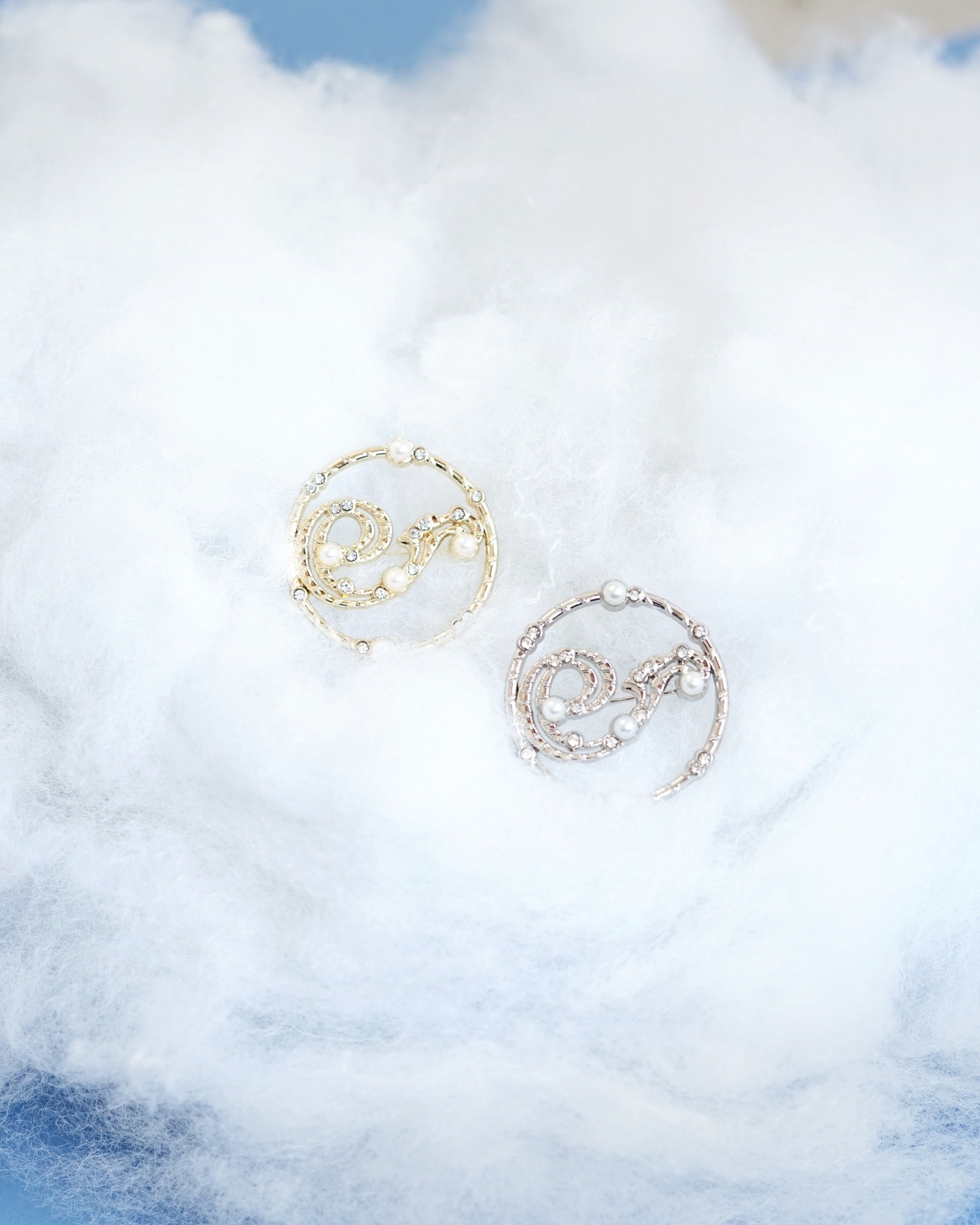 Saga brooch gold