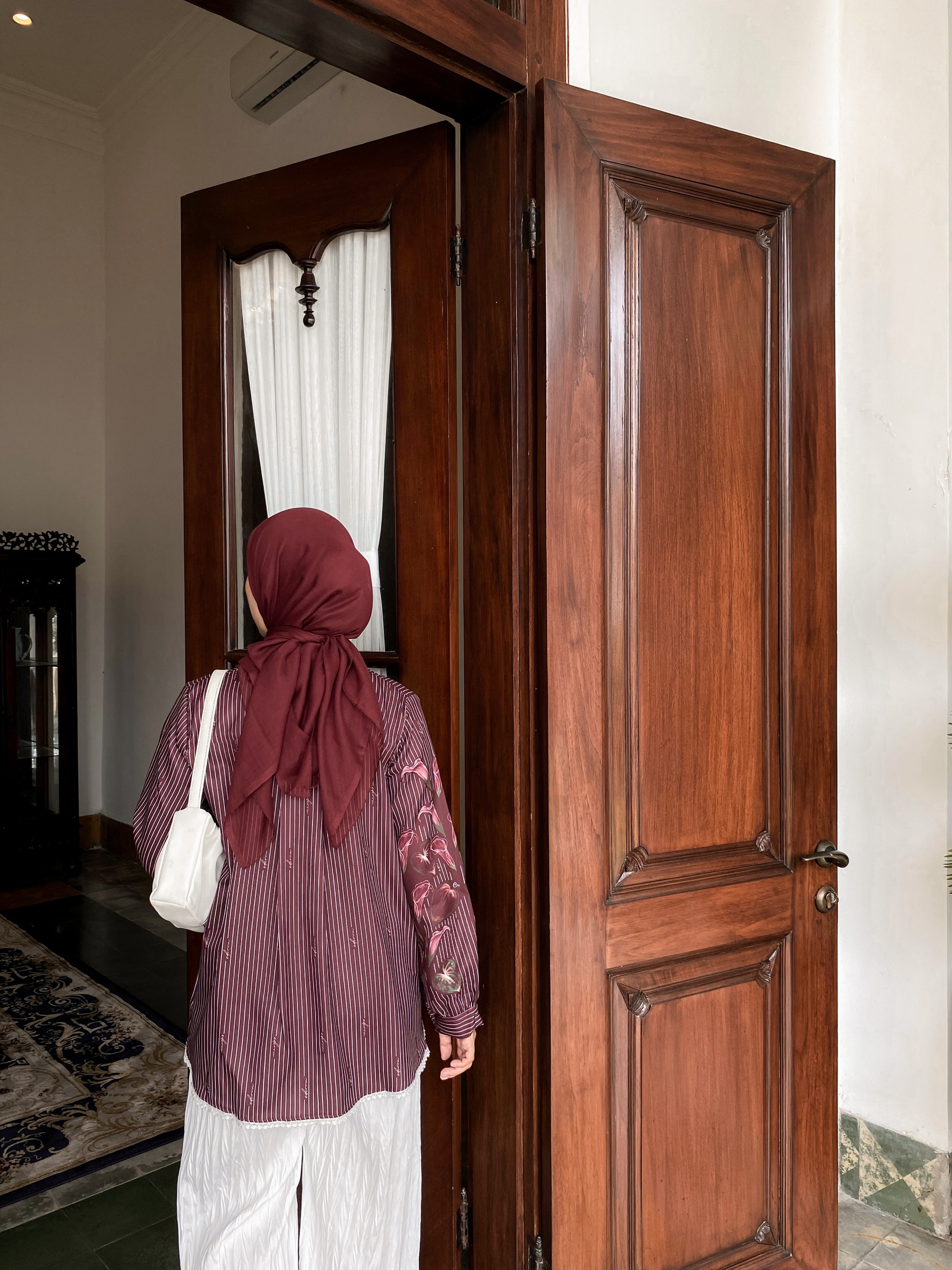 Anggun Top Maroon