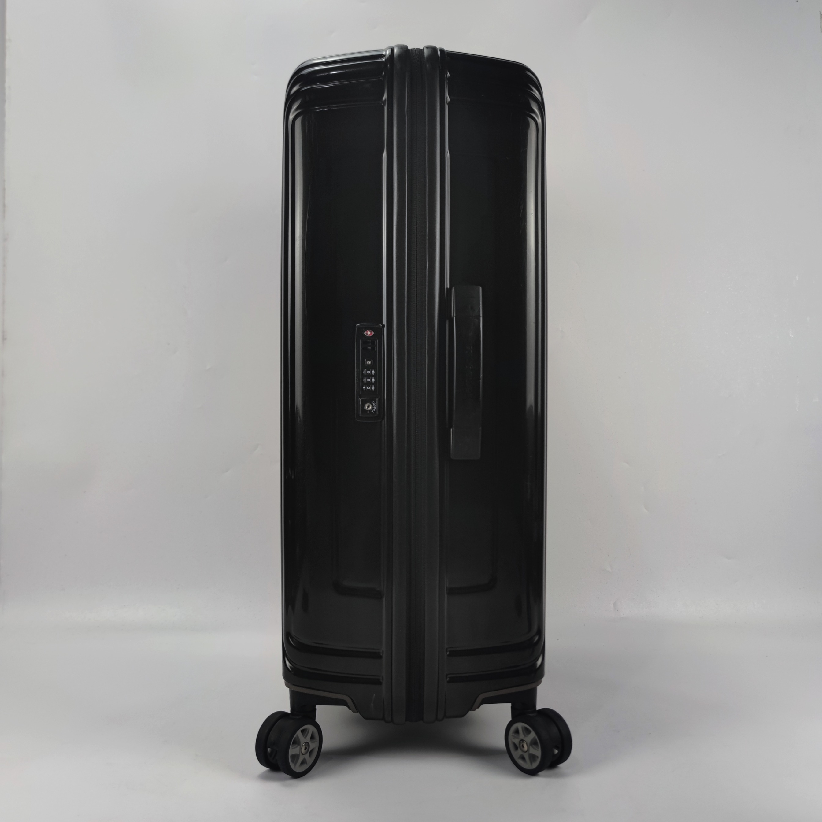 Samsonite Aspero Lightweight Spinner Hardcase Luggage 26 Black
