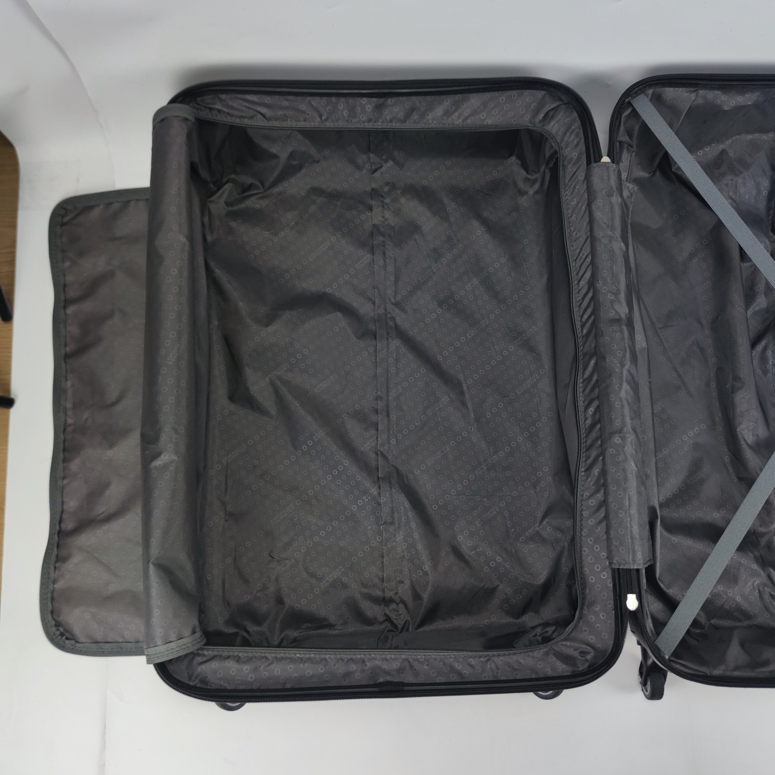 American Tourister Upland Spinner Lightweight Hardcase Luggage 28 Inch