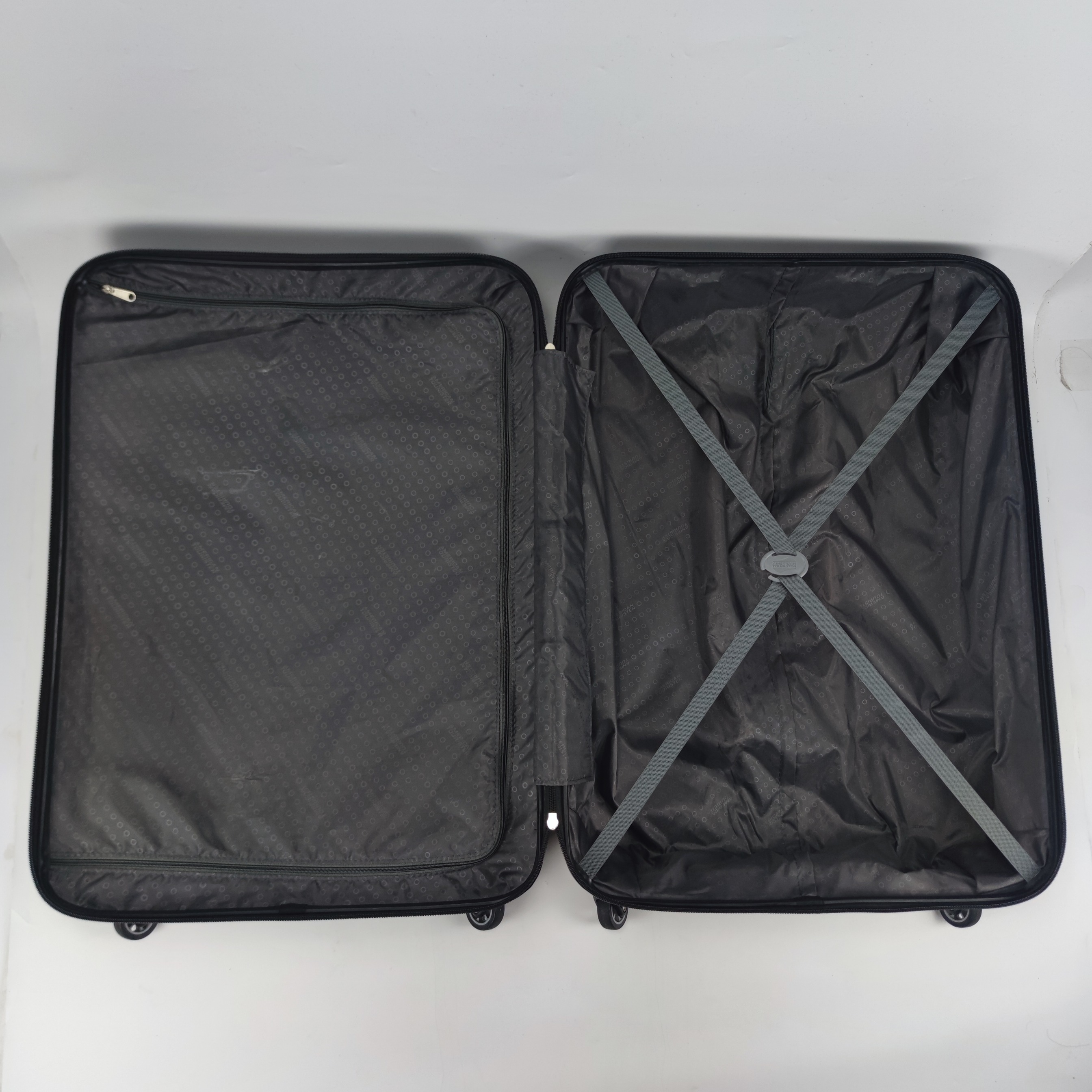 American Tourister Upland Spinner Lightweight Hardcase Luggage 28 Inch