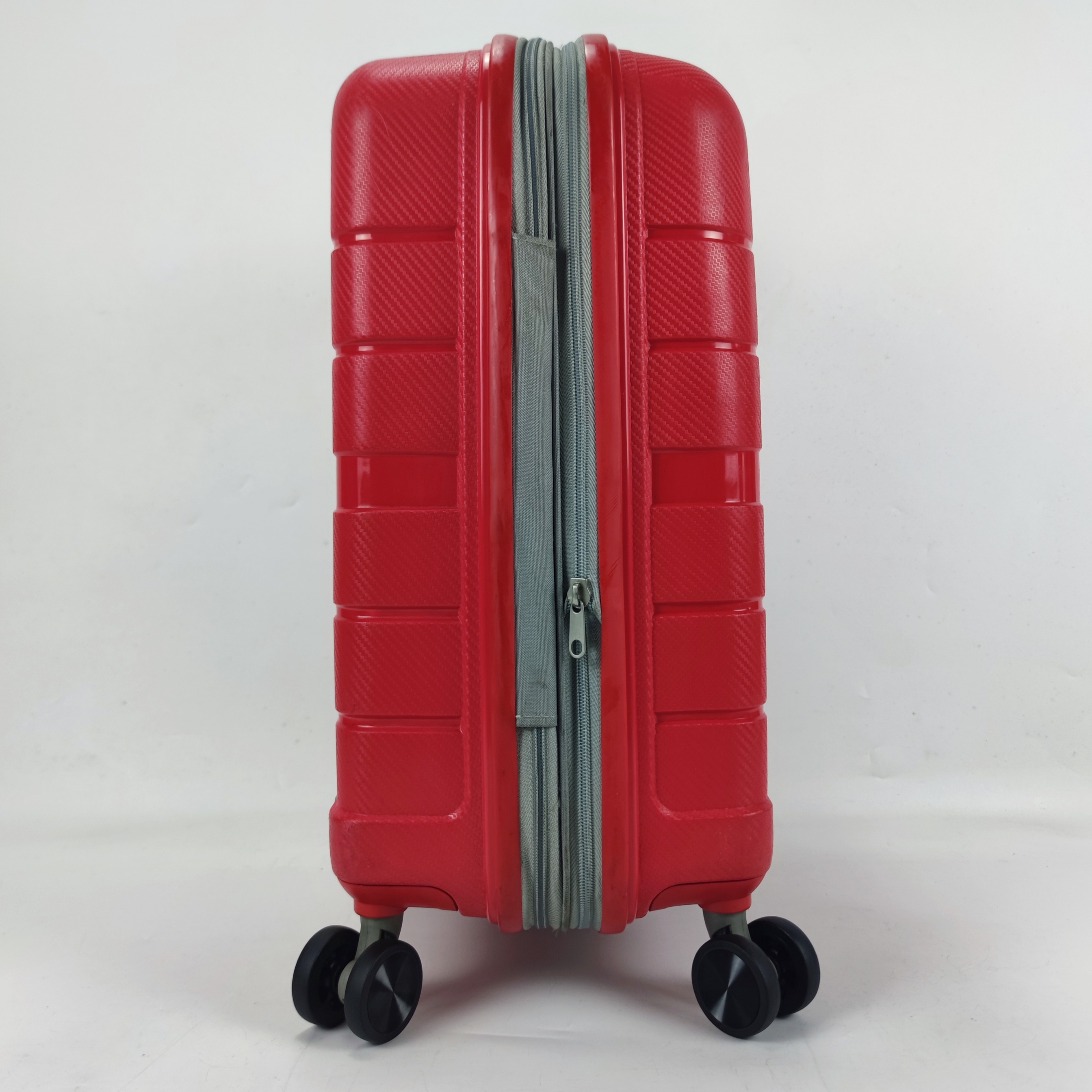Carlton Voyageur Plus Hardcase Luggage 20 Inch Red ⭕
