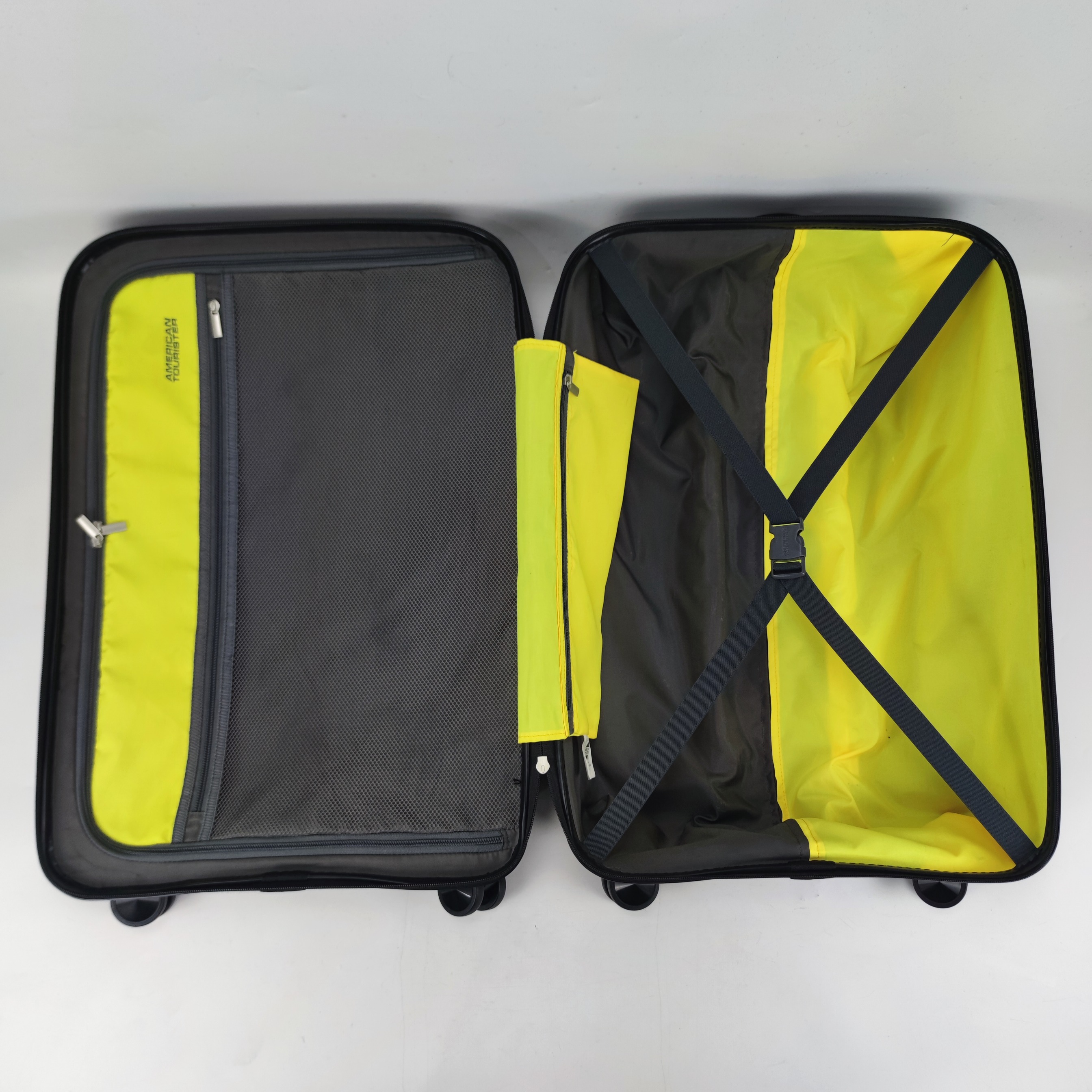 American Tourister Lightrax Lightweight 26 Inch Black