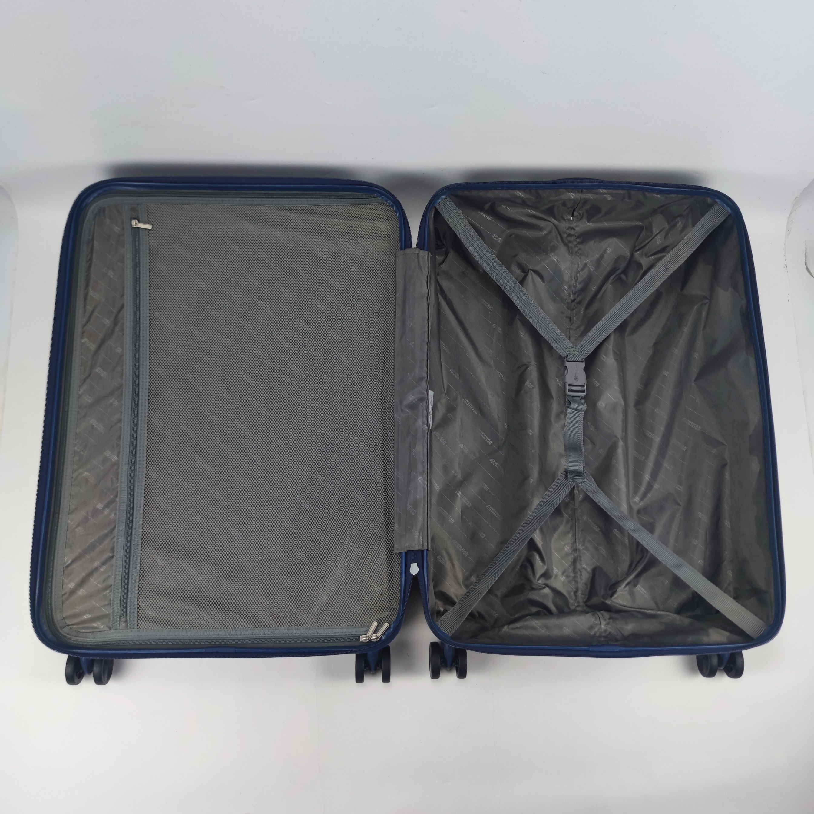 American Tourister Dartz Spinner Hardcase Luggage 28 Inch