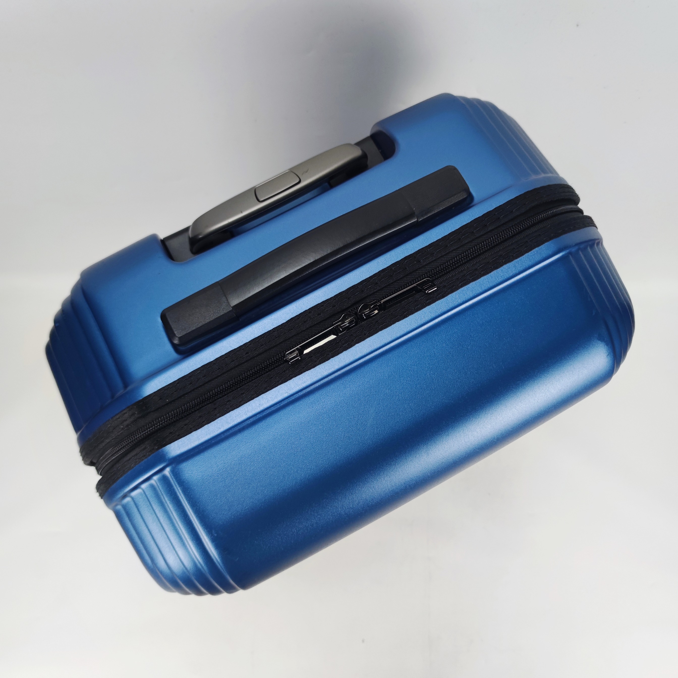 Traveler’s Choice Riverside Hardcase Luggage 24 Inch Blue Sky✔️