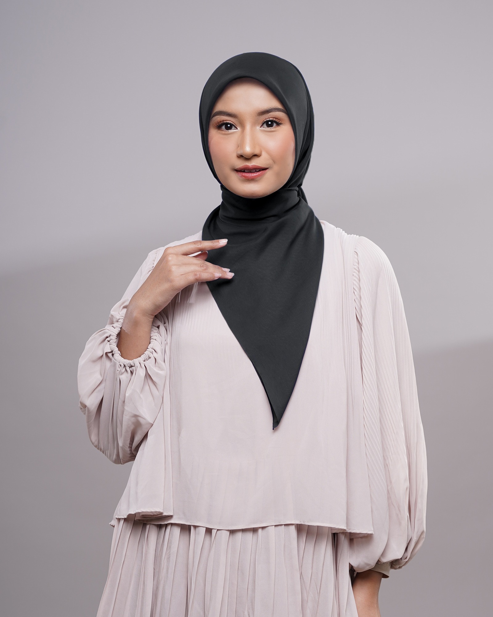 Plain Paris - Hijab Segiempat Paris Jepang Premium Black and White Series