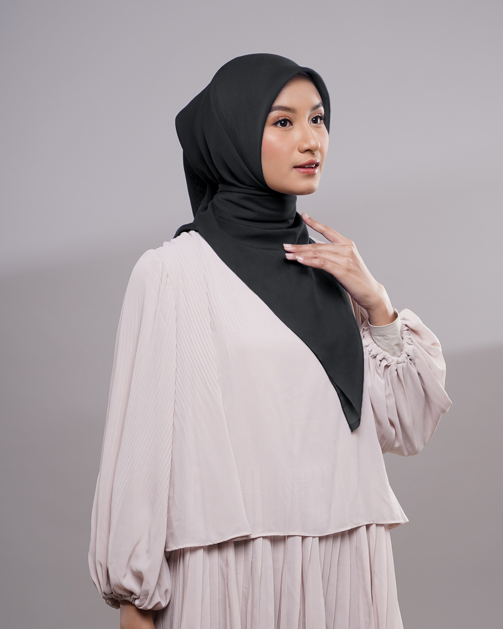 Plain Paris - Hijab Segiempat Paris Jepang Premium Black and White Series