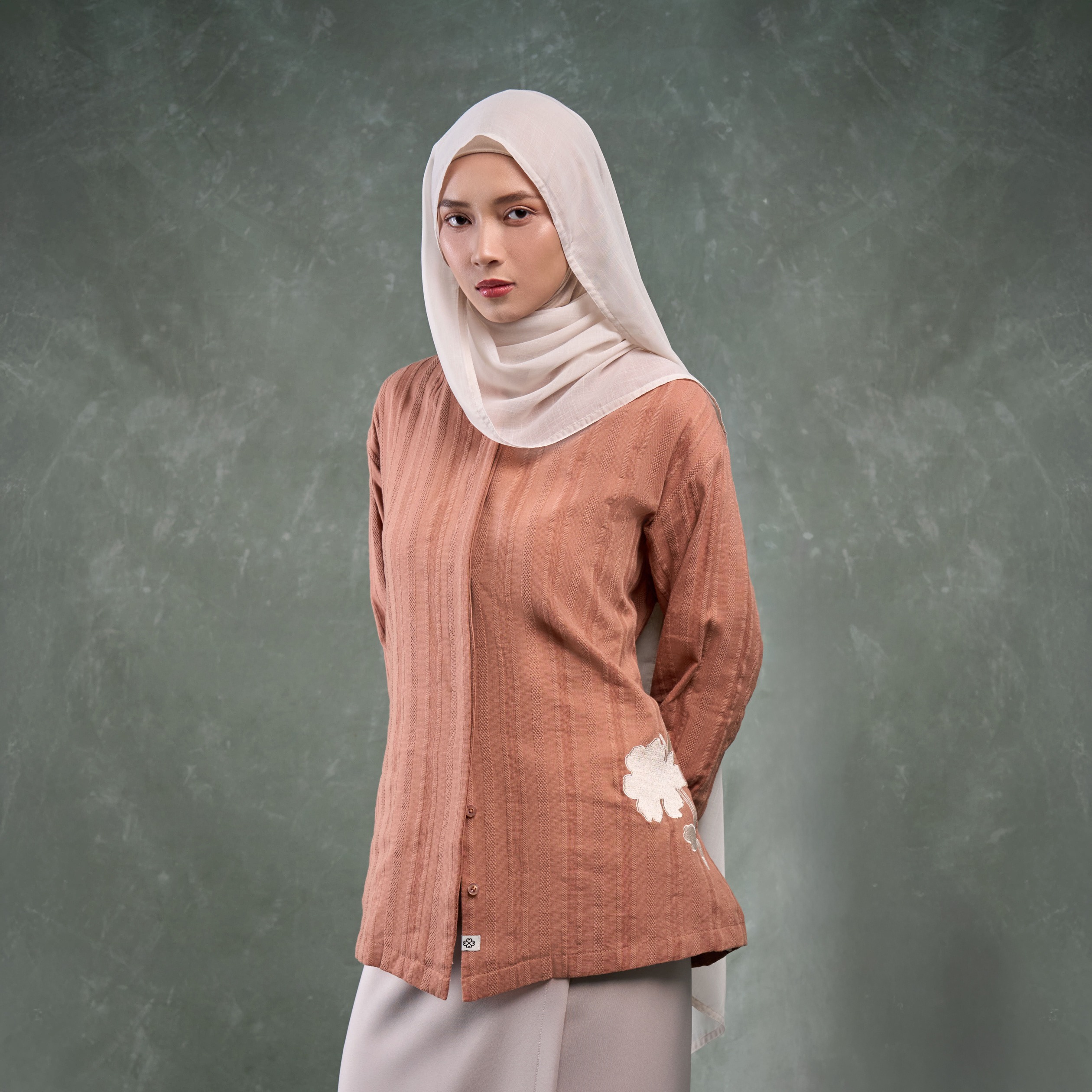 Hanan Top - Kemeja Bordir Bunga