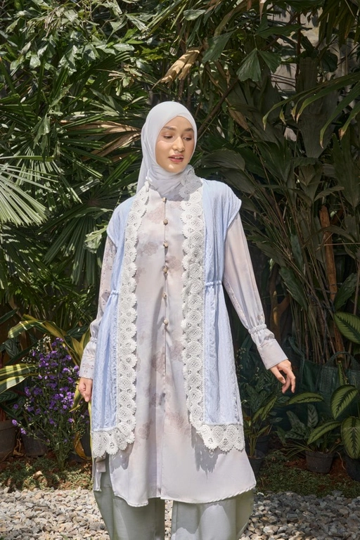 Image of Zayra Vest - Lace Outer Premium