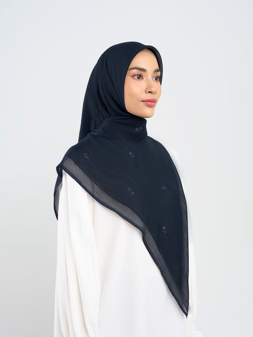Mahra Embroidery - Hijab Segiempat Bordir Bunga Crystal