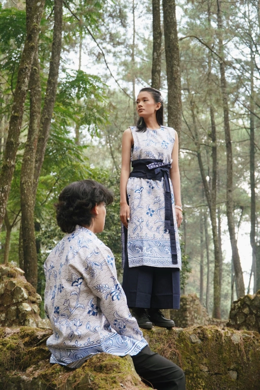 Image of BOOLAO Vest Porcelain Batik