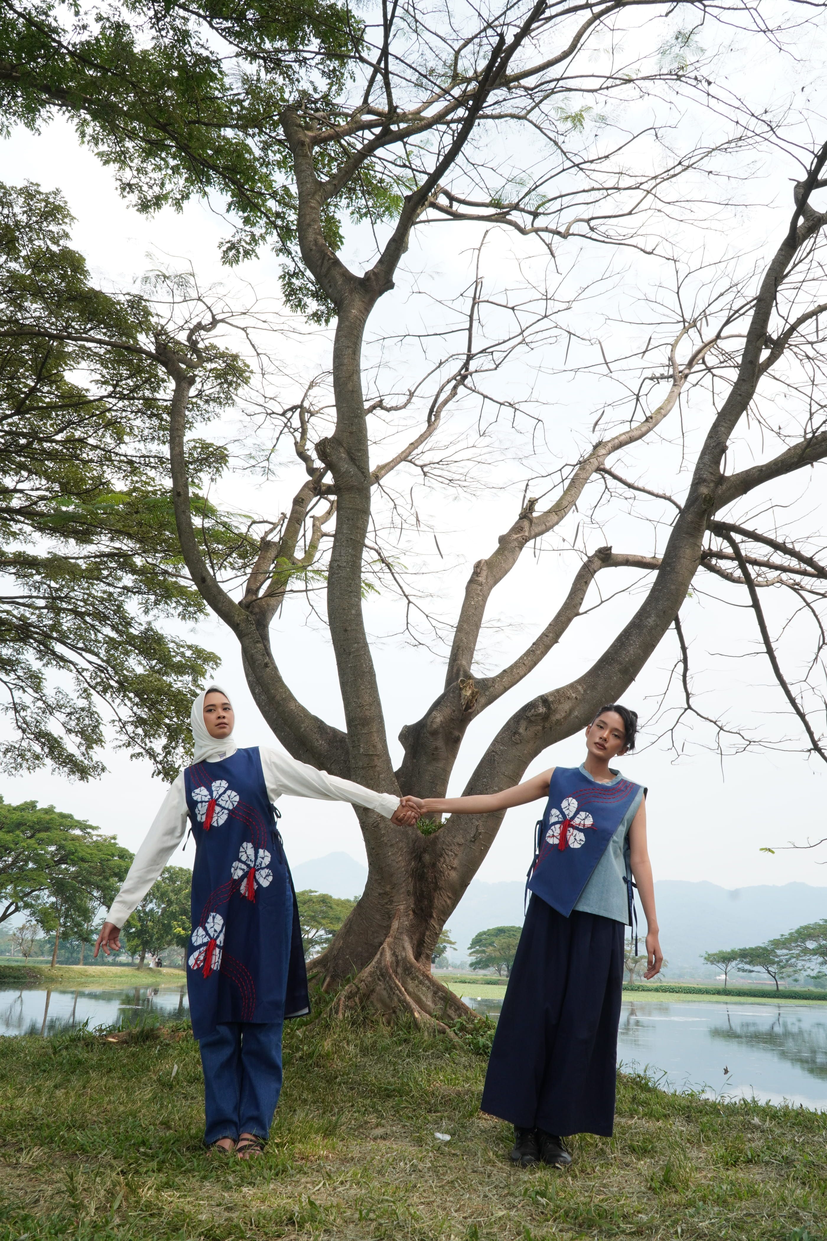 BOOLAO Vest Pendek Patra Komala Asimetris (Rompi Batik Shibori)