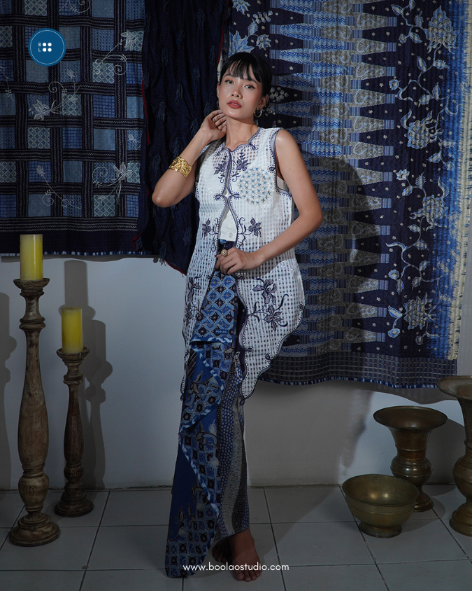 Djaline by Boolao Kebaya Vest Anggrek Borondong - Putih Navy