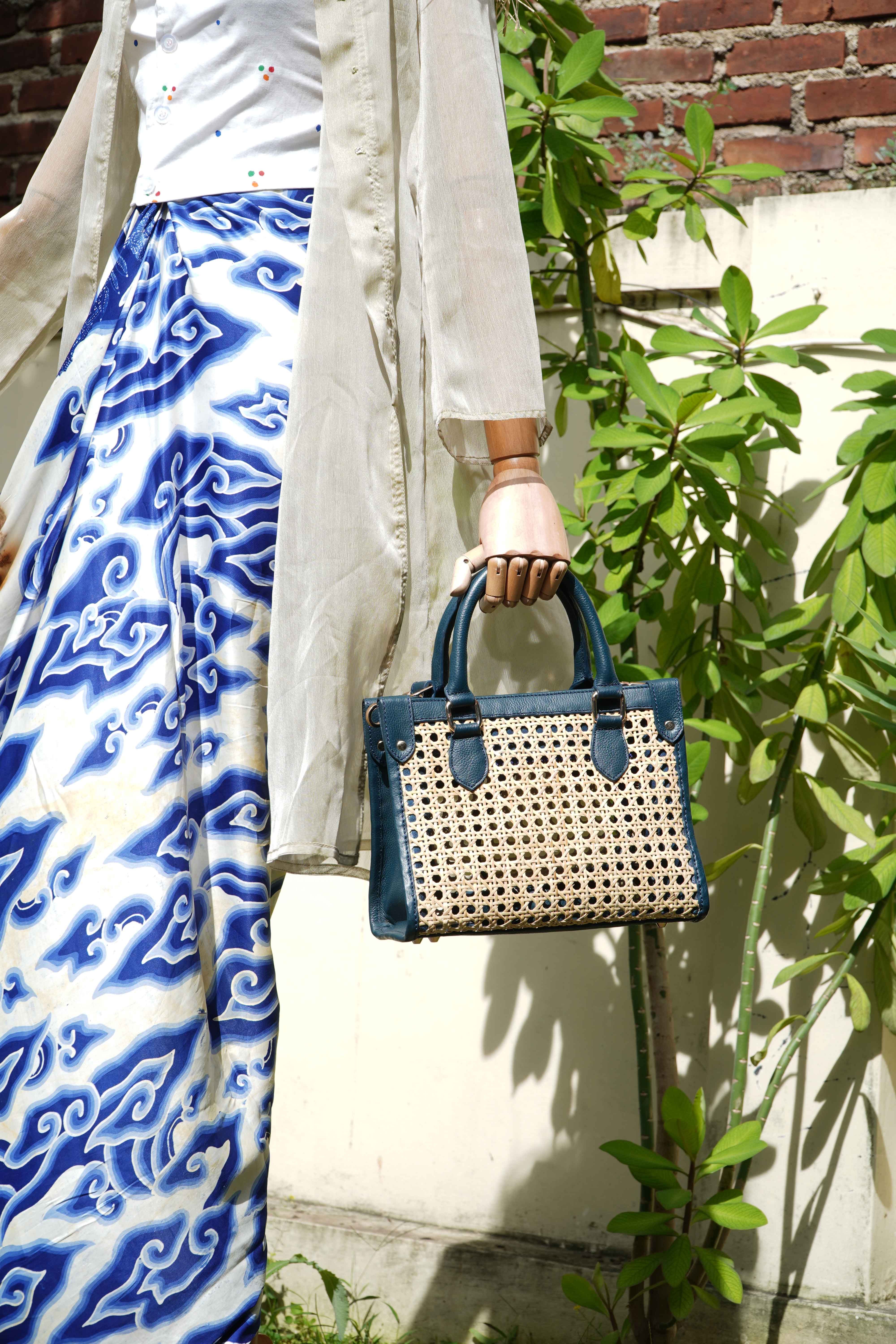 BOOLAO Rattan Seequare Bag in Blue