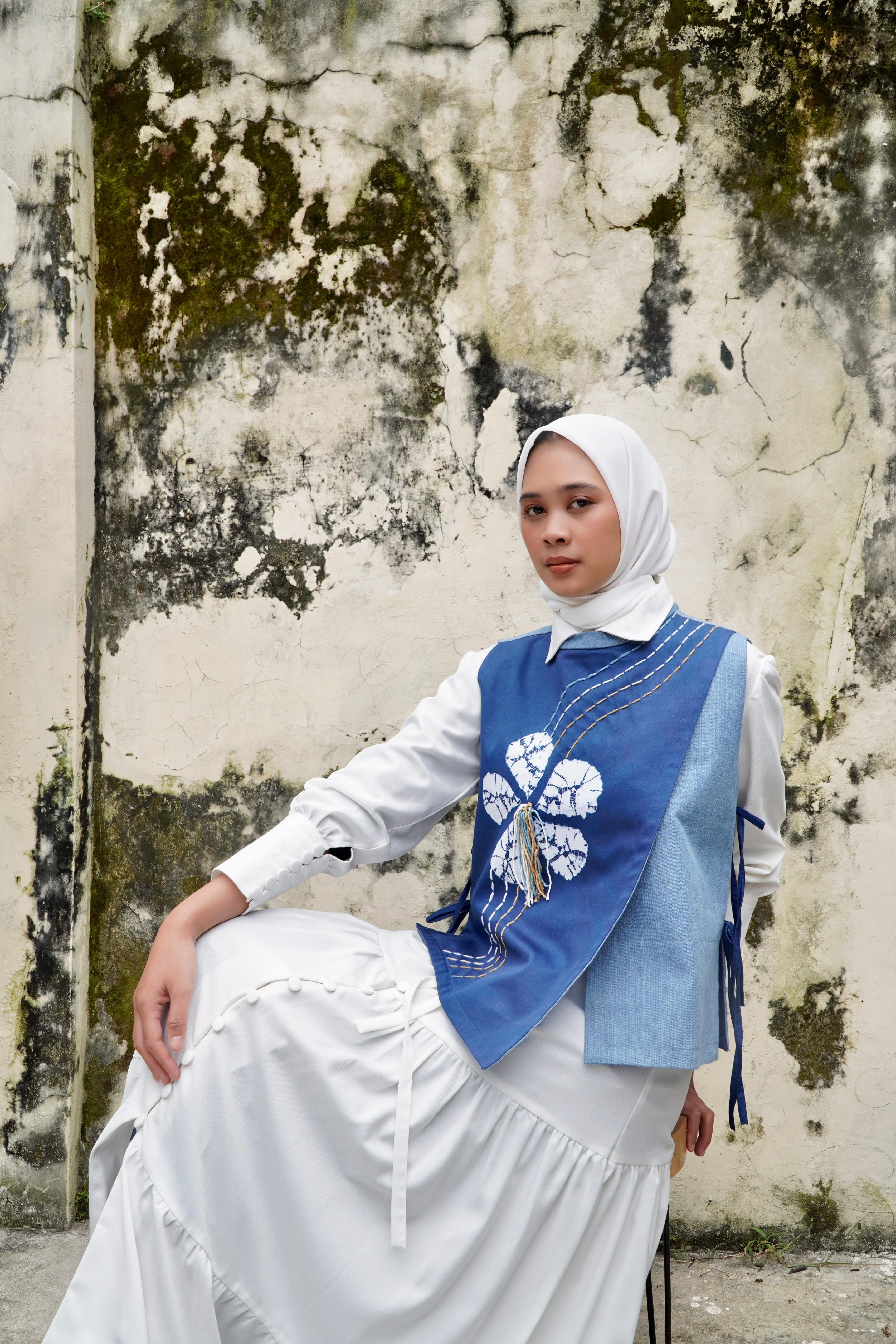 BOOLAO Vest Pendek Patra Komala Asimetris (Rompi Batik Shibori)