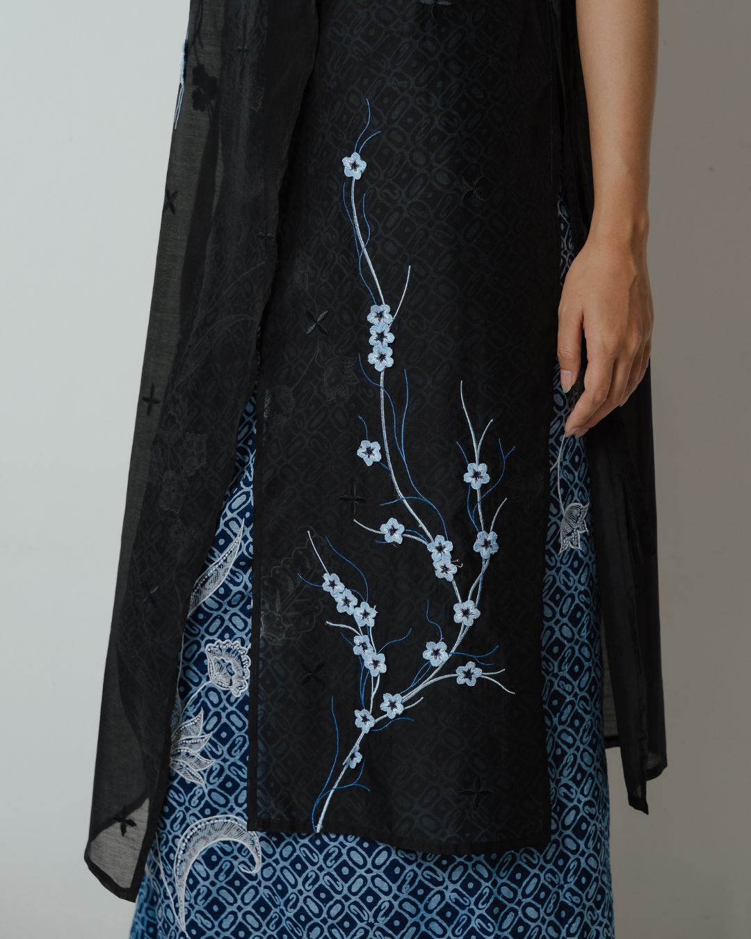 BOOLAO Long Vest Sakura 3D Embroidery - Black