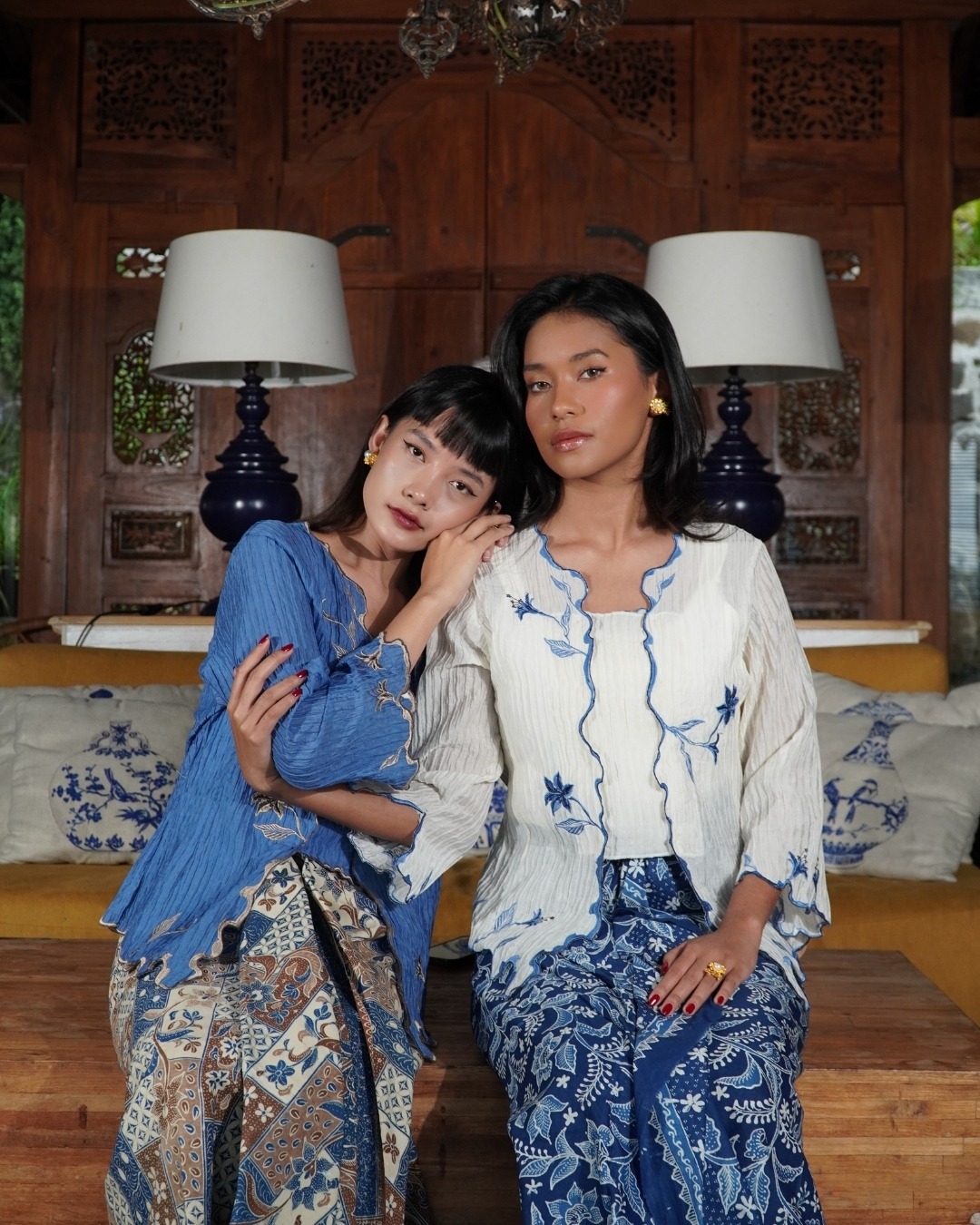 BOOLAO Kebaya Lily Embroidery (Detachable Outer) - Biru