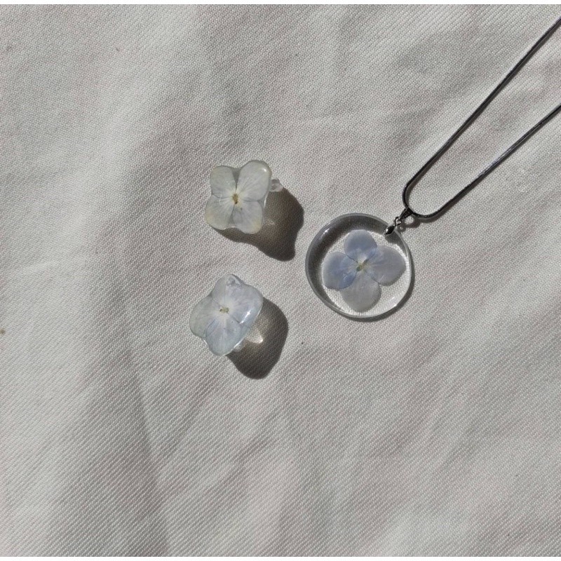 BOOLAO Liontin Bunga (Dried Flower Pendant) Kerajinan Resin Epoxy by PICNIC PANIC