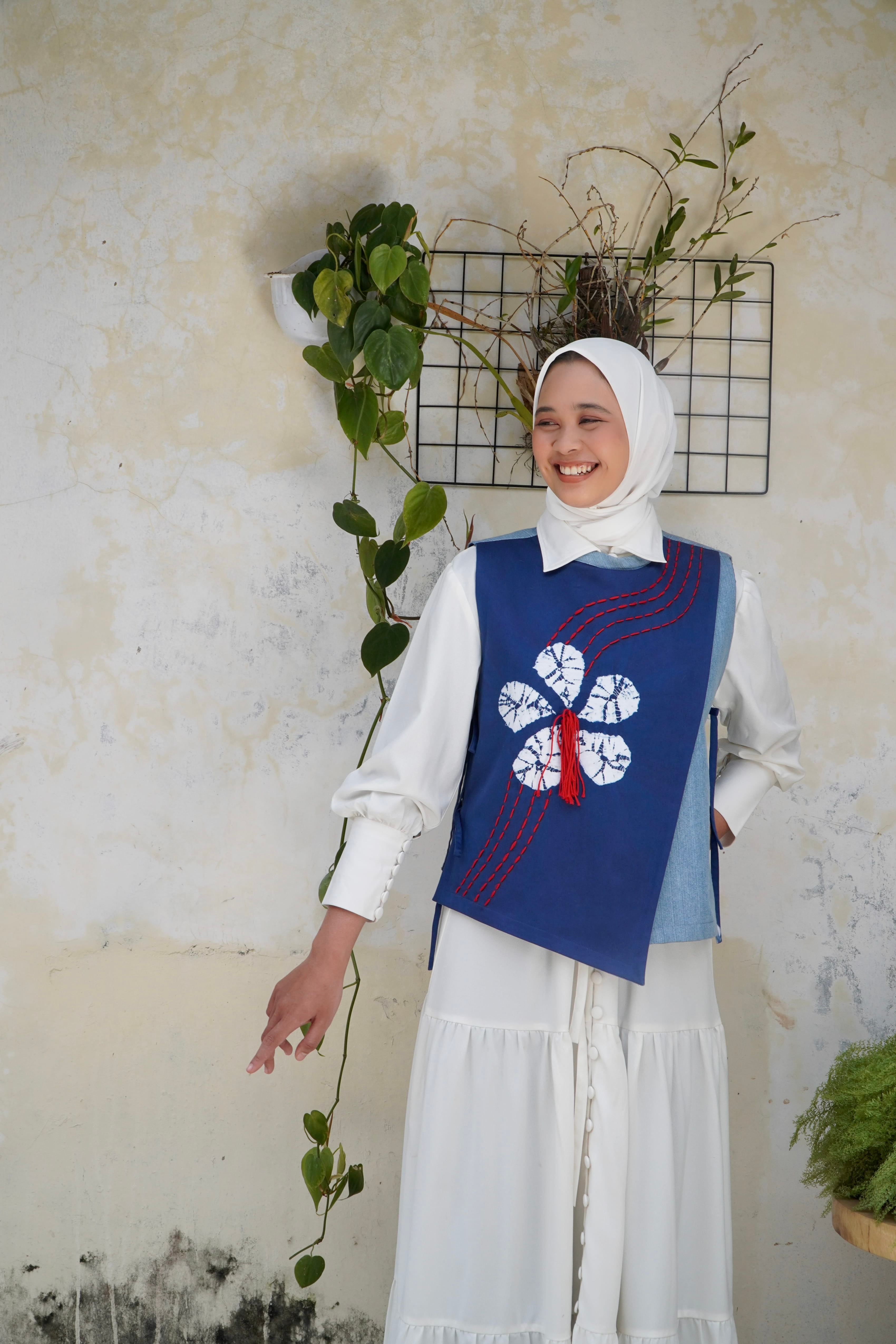 BOOLAO Vest Pendek Patra Komala Asimetris (Rompi Batik Shibori)