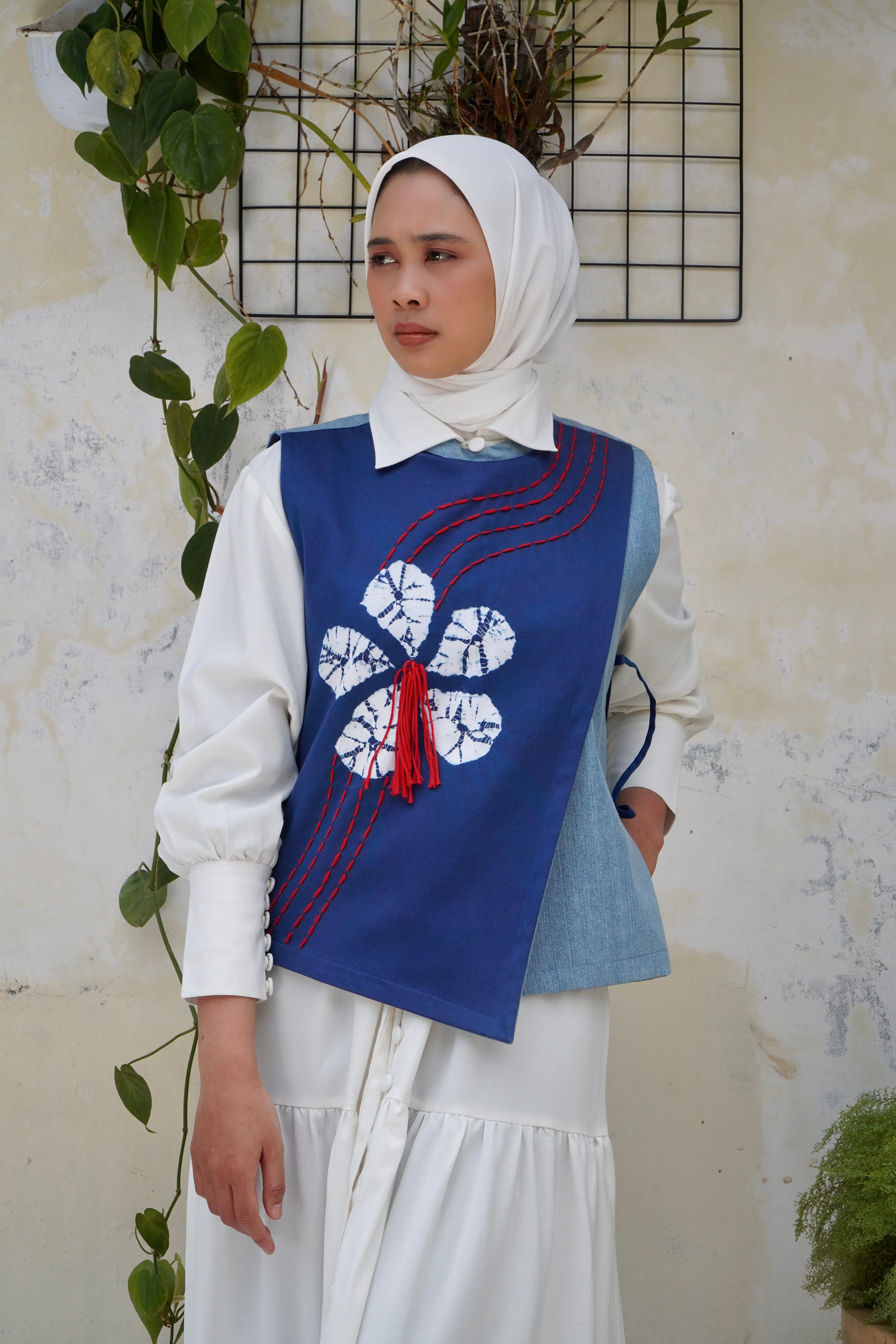 BOOLAO Vest Pendek Patra Komala Asimetris (Rompi Batik Shibori)