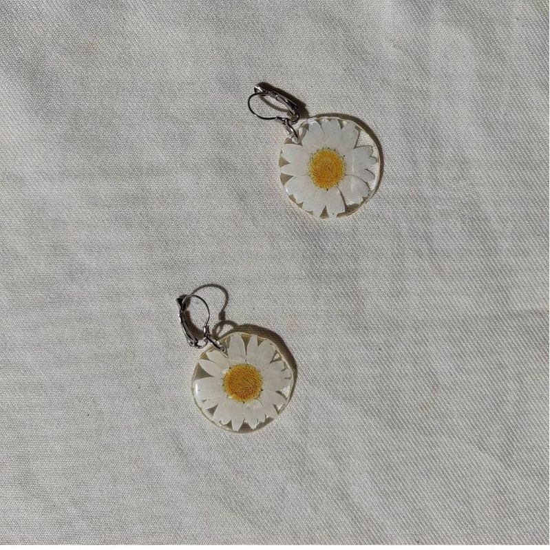 BOOLAO PICNIC PANIC Gardenia Flower Earrings (Anting Resin Bunga Kering)