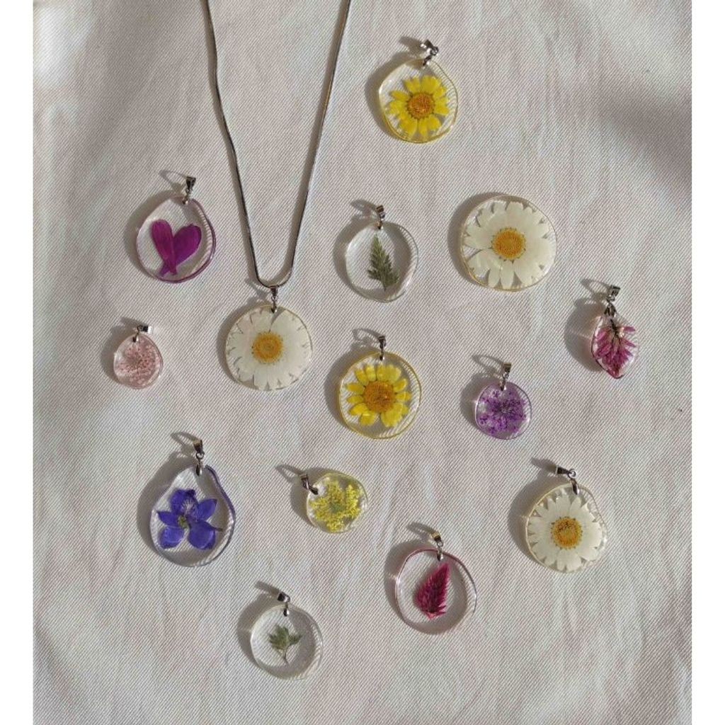 BOOLAO Liontin Bunga (Dried Flower Pendant) Kerajinan Resin Epoxy by PICNIC PANIC