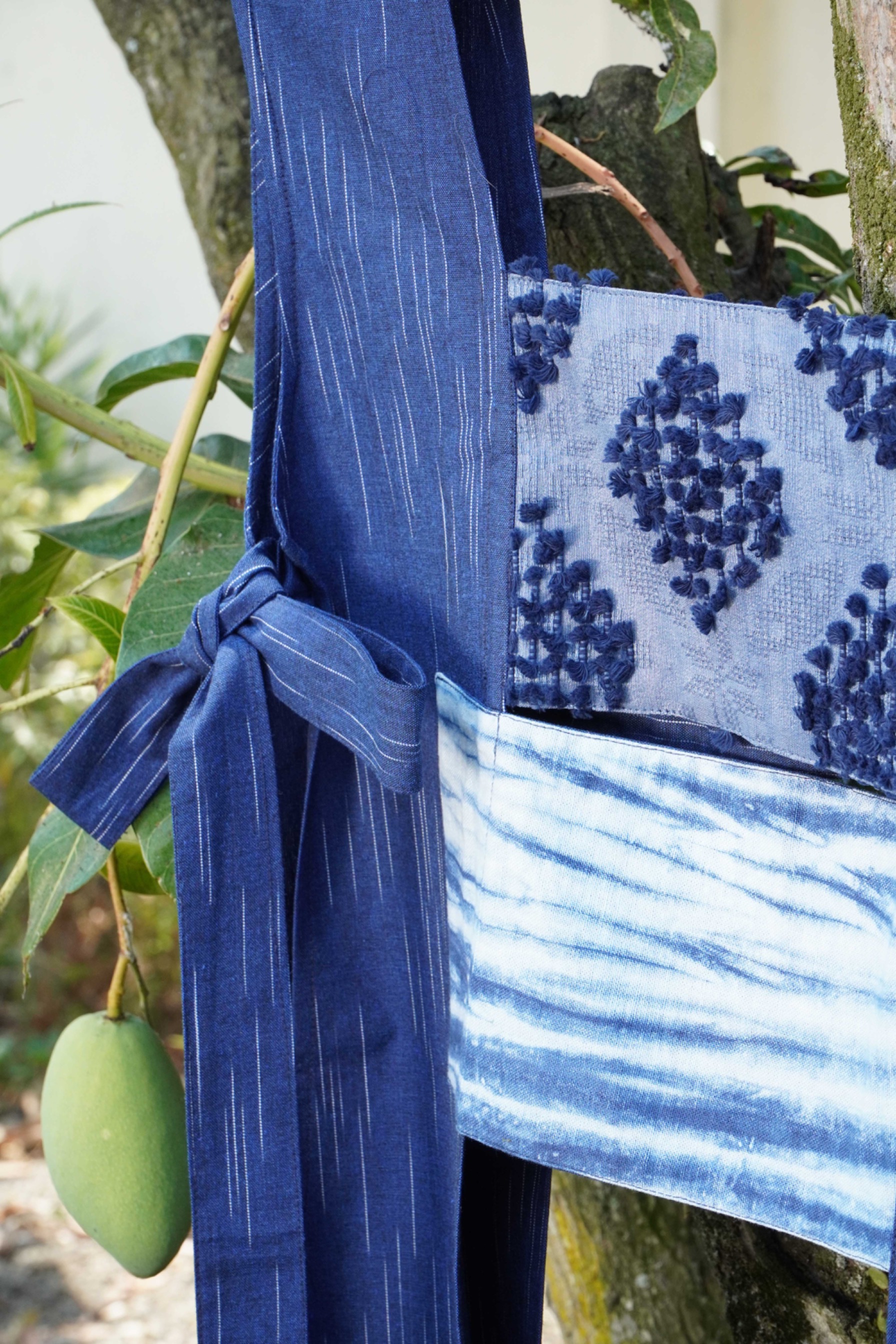 BOOLAO Vest Anyam Kebaya Kutubaru Sleeveless Shibori Tenun