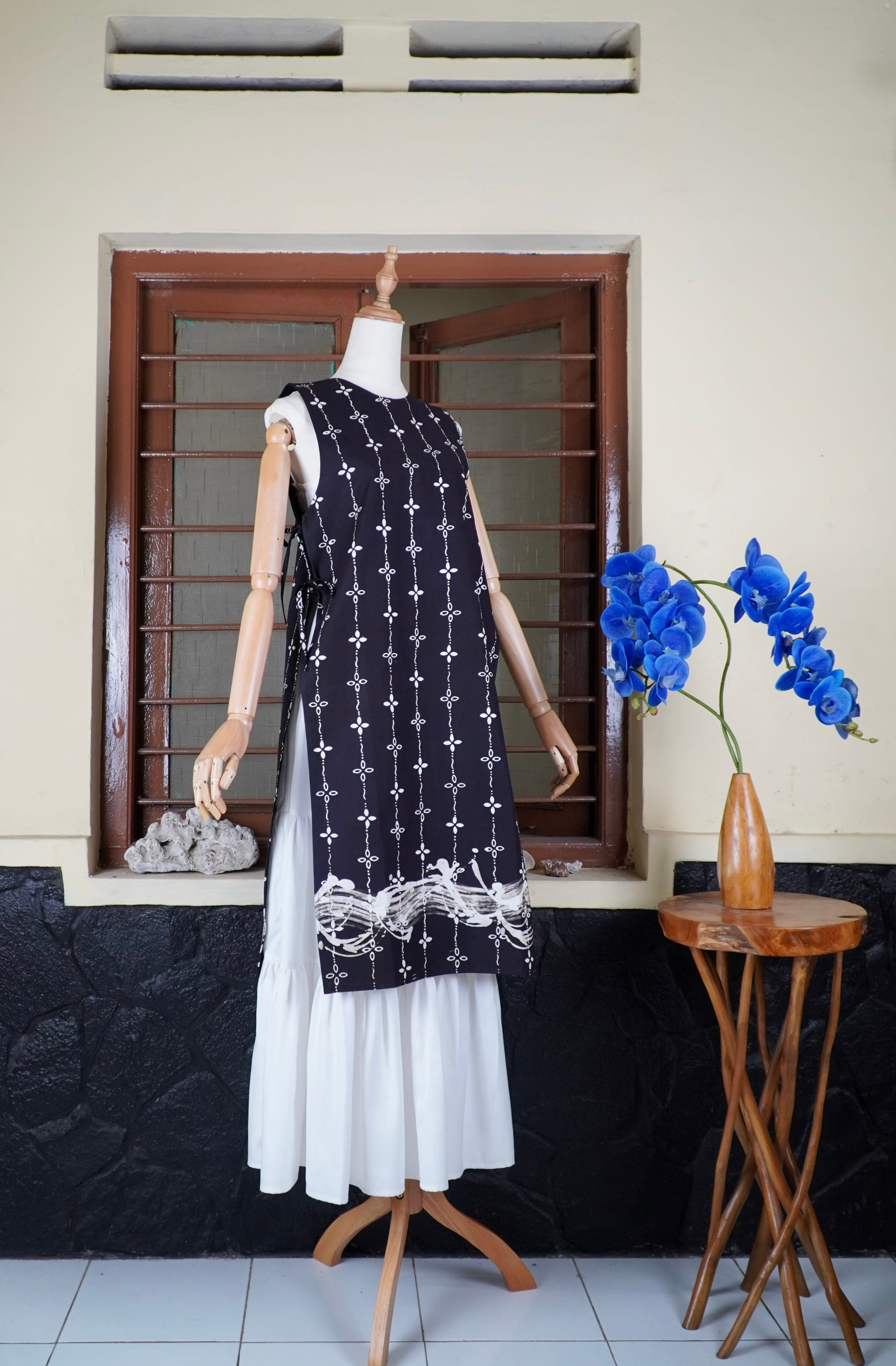 BOOLAO Kumeli Vest Black (Rompi Outer Batik Kawung) - Hitam