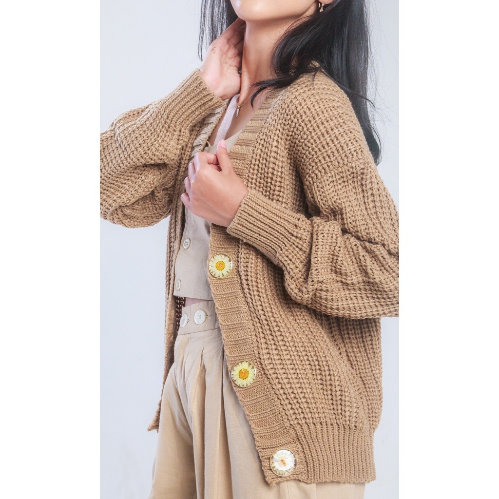 BOOLAO Picnic Panic Daisy Knit Cardigan (Sweater Rajut dengan Pressed Flower Kancing) - Creme