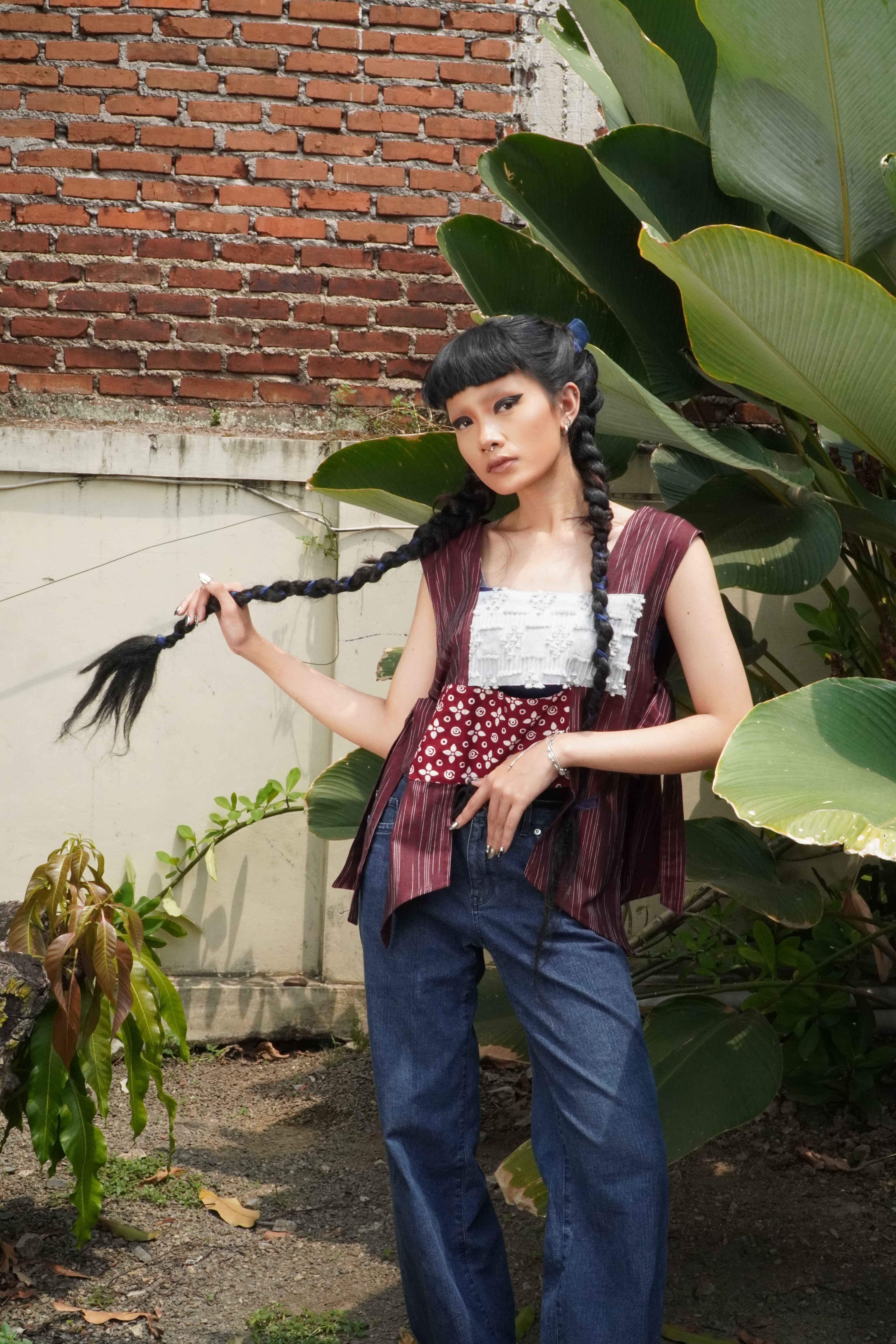 BOOLAO Vest Anyam Kebaya Kutubaru Sleeveless Shibori Tenun