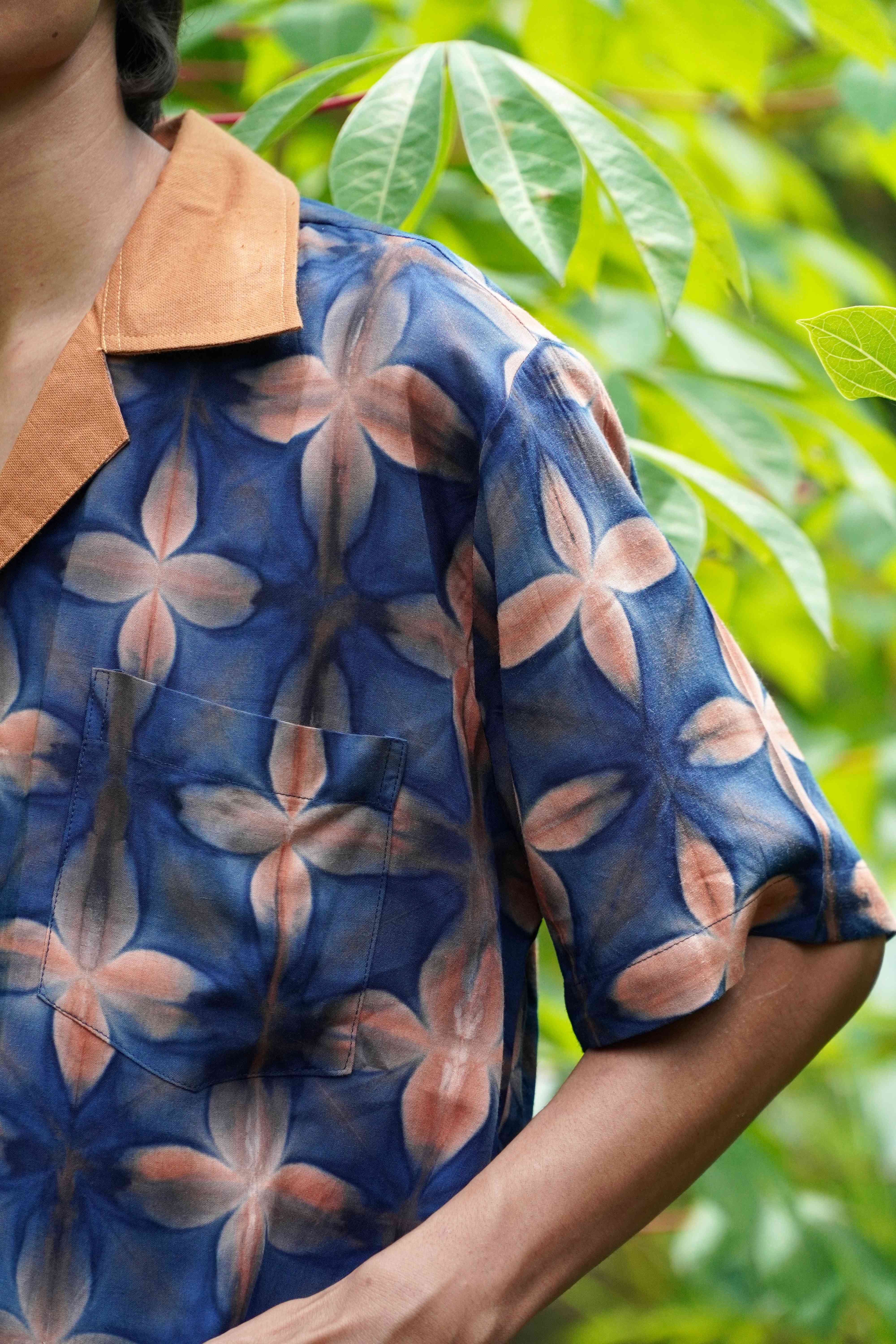 BOOLAO Kemeja Santai Kawung Navy - Coklat