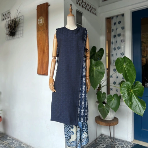 Image of BOOLAO Vest Tenun Bulu Sleeveless