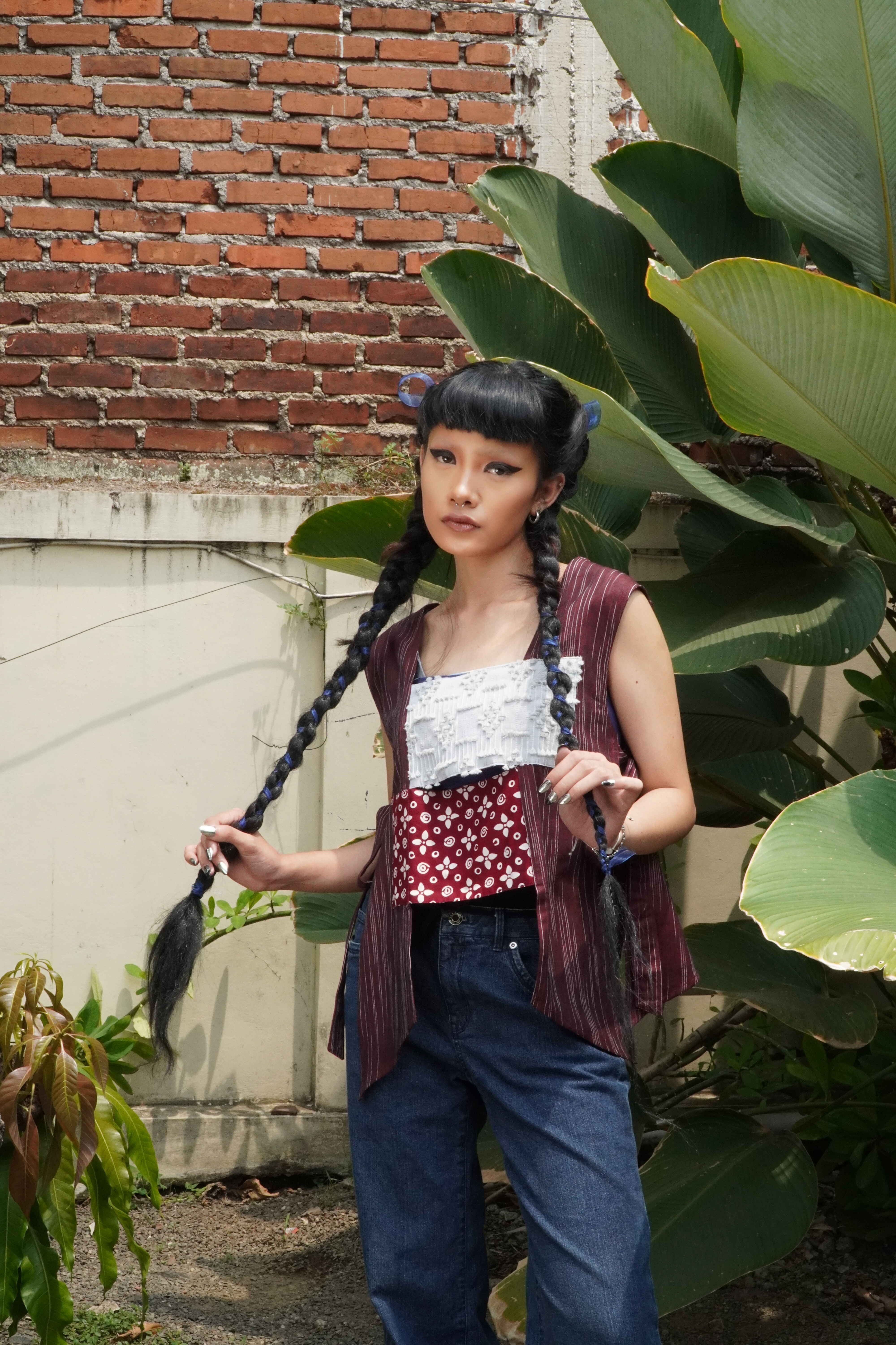 BOOLAO Vest Anyam Kebaya Kutubaru Sleeveless Shibori Tenun