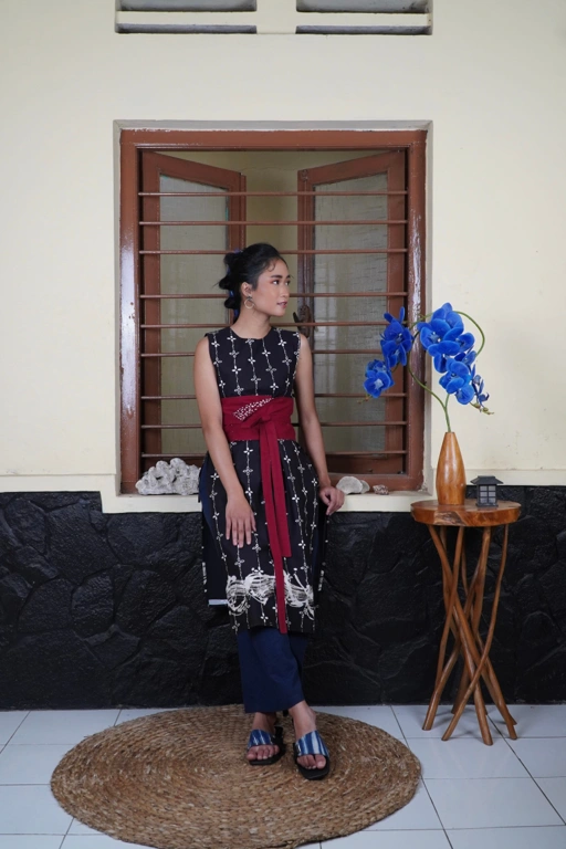 Image of BOOLAO Kumeli Vest Black (Rompi Outer Batik Kawung) - Hitam