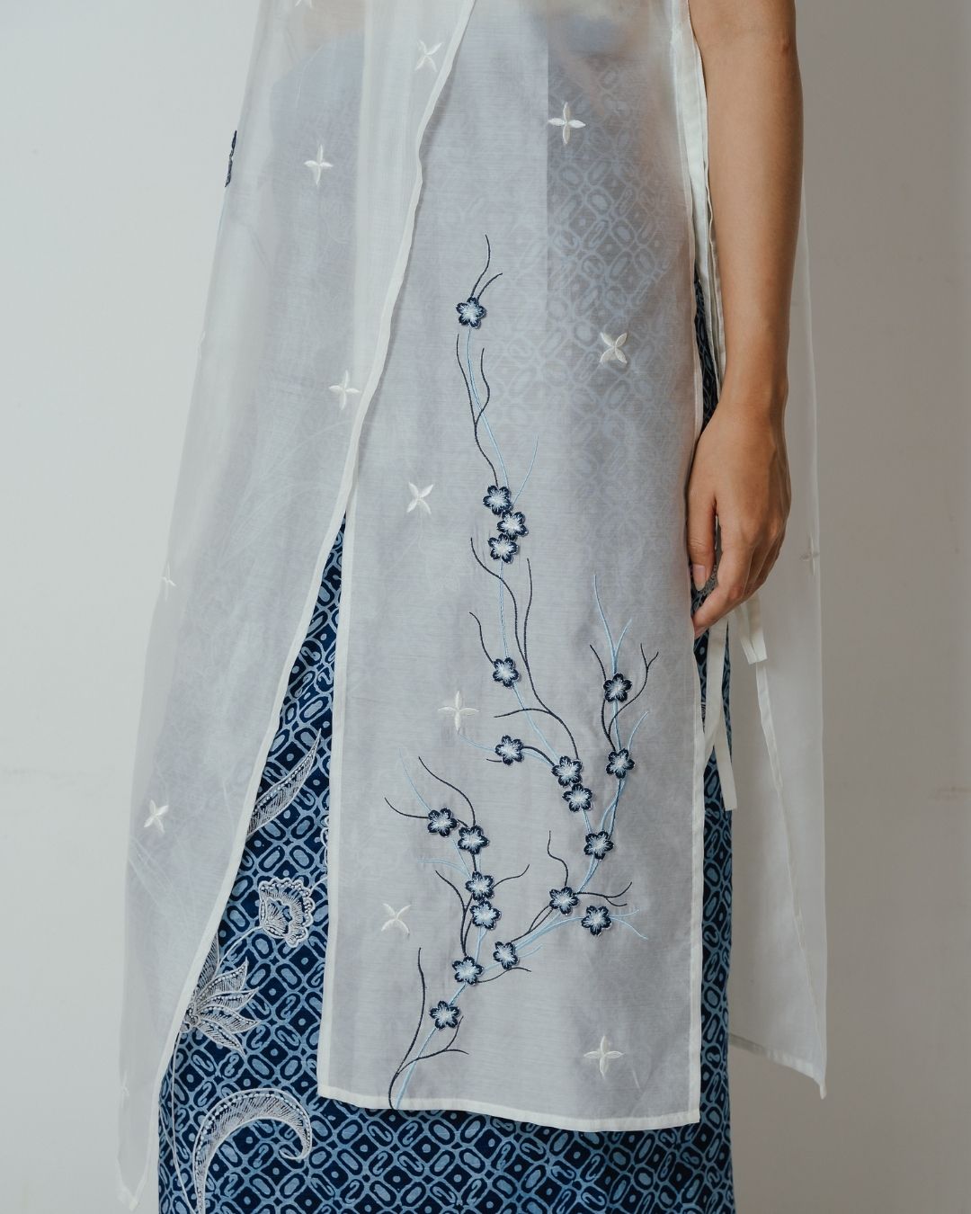 BOOLAO Long Vest Sakura 3D Embroidery - White