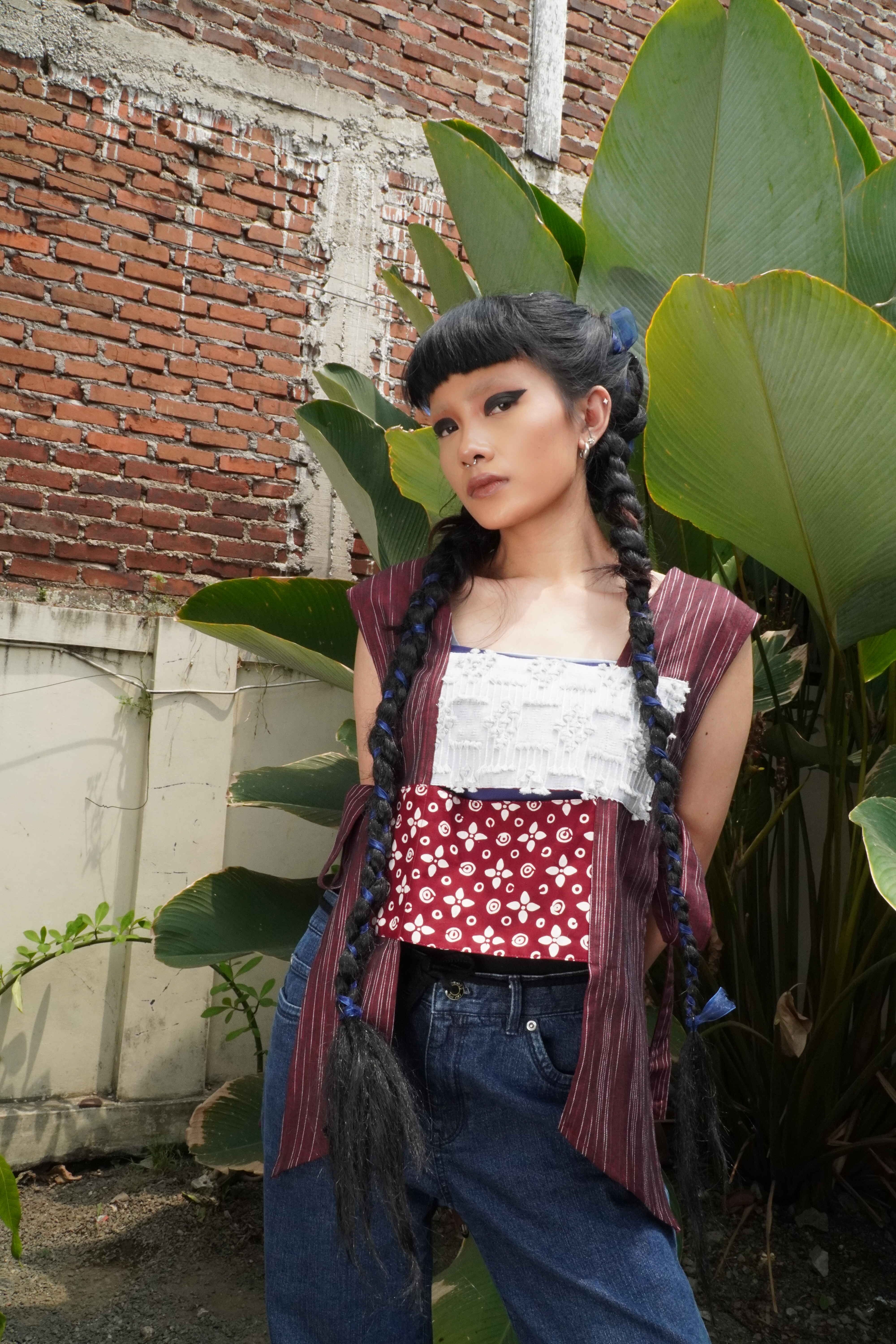 BOOLAO Vest Anyam Kebaya Kutubaru Sleeveless Shibori Tenun