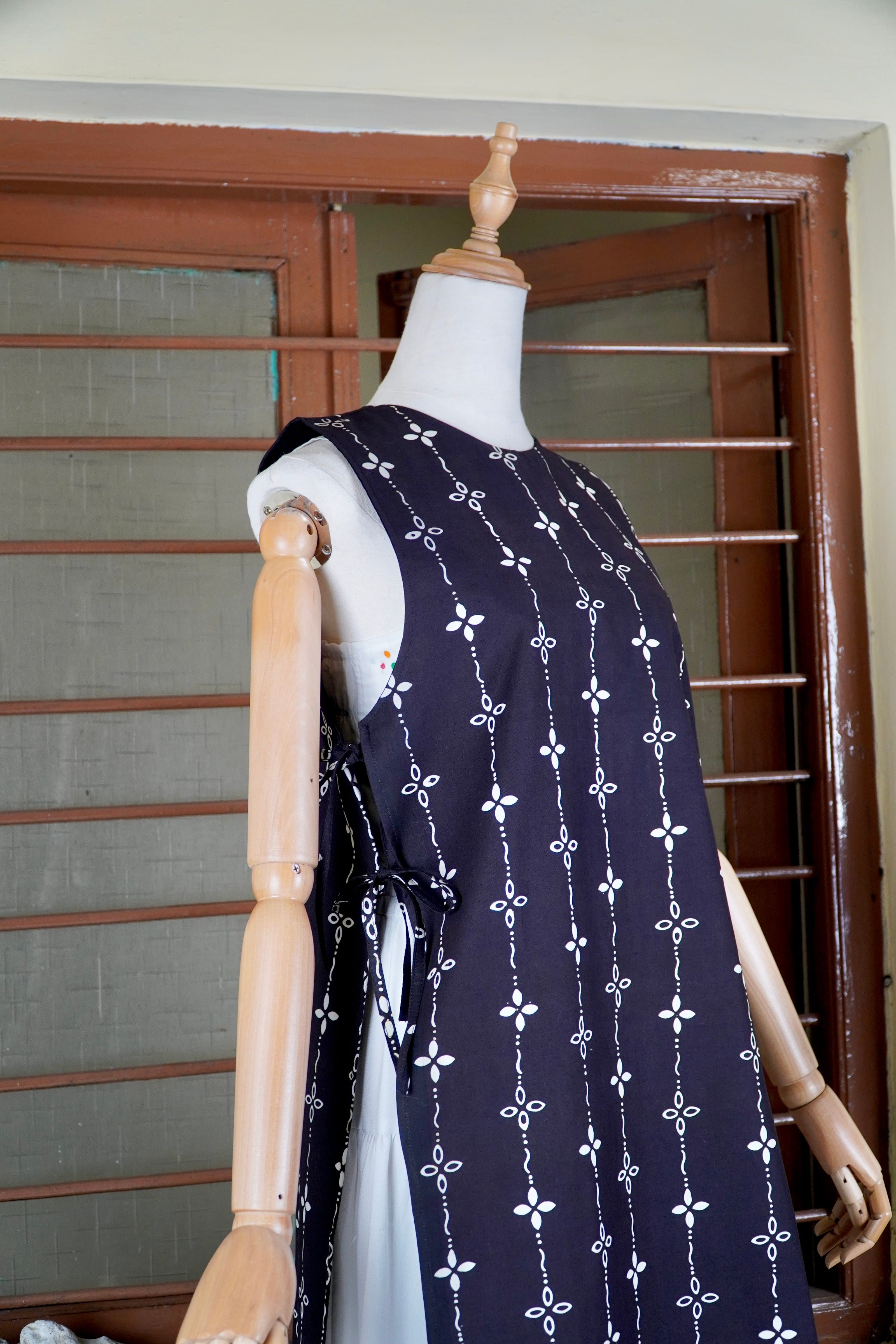 BOOLAO Kumeli Vest Black (Rompi Outer Batik Kawung) - Hitam