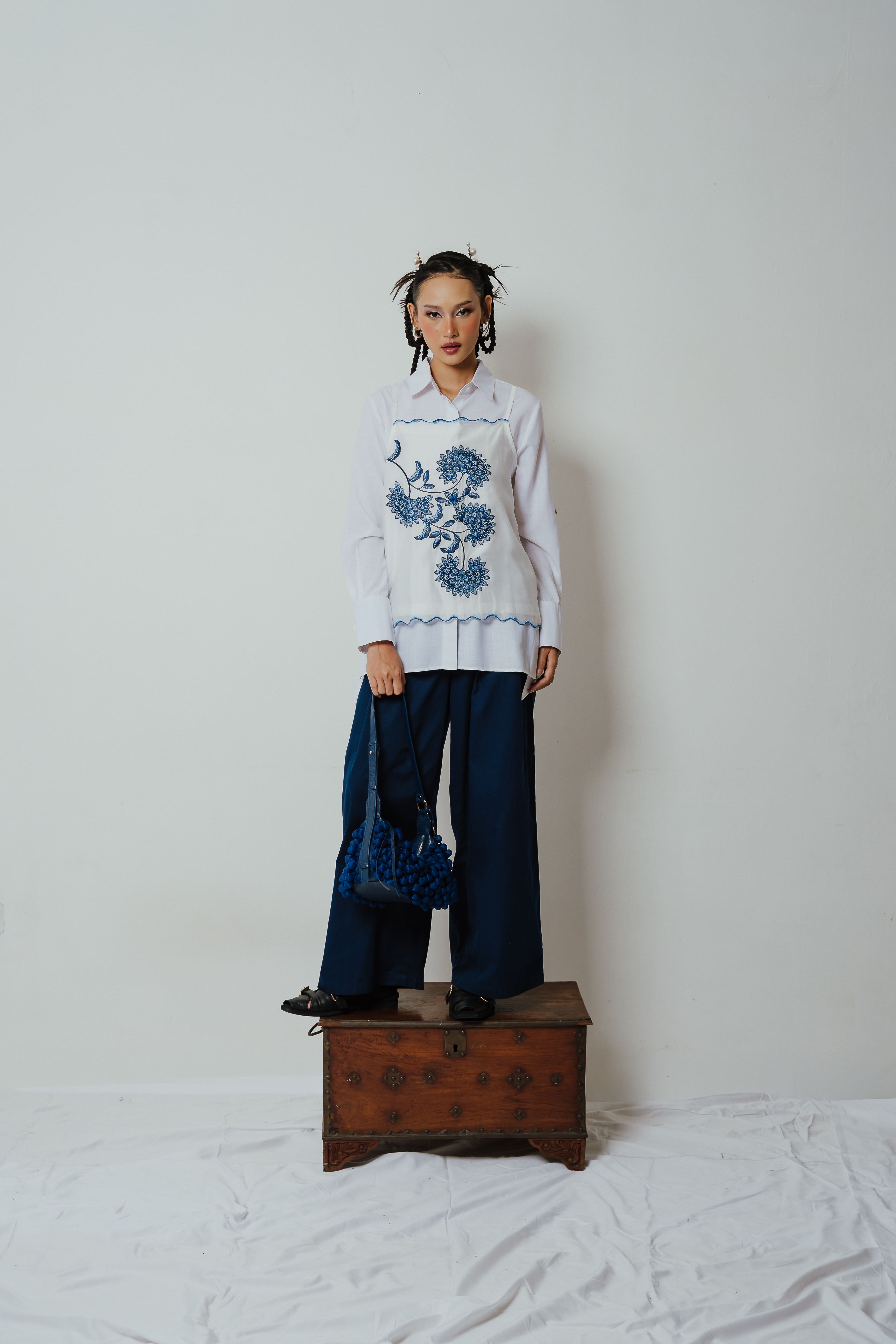 BOOLAO x Putri Anjani Camisole Lotus Embroidery - Blue On white