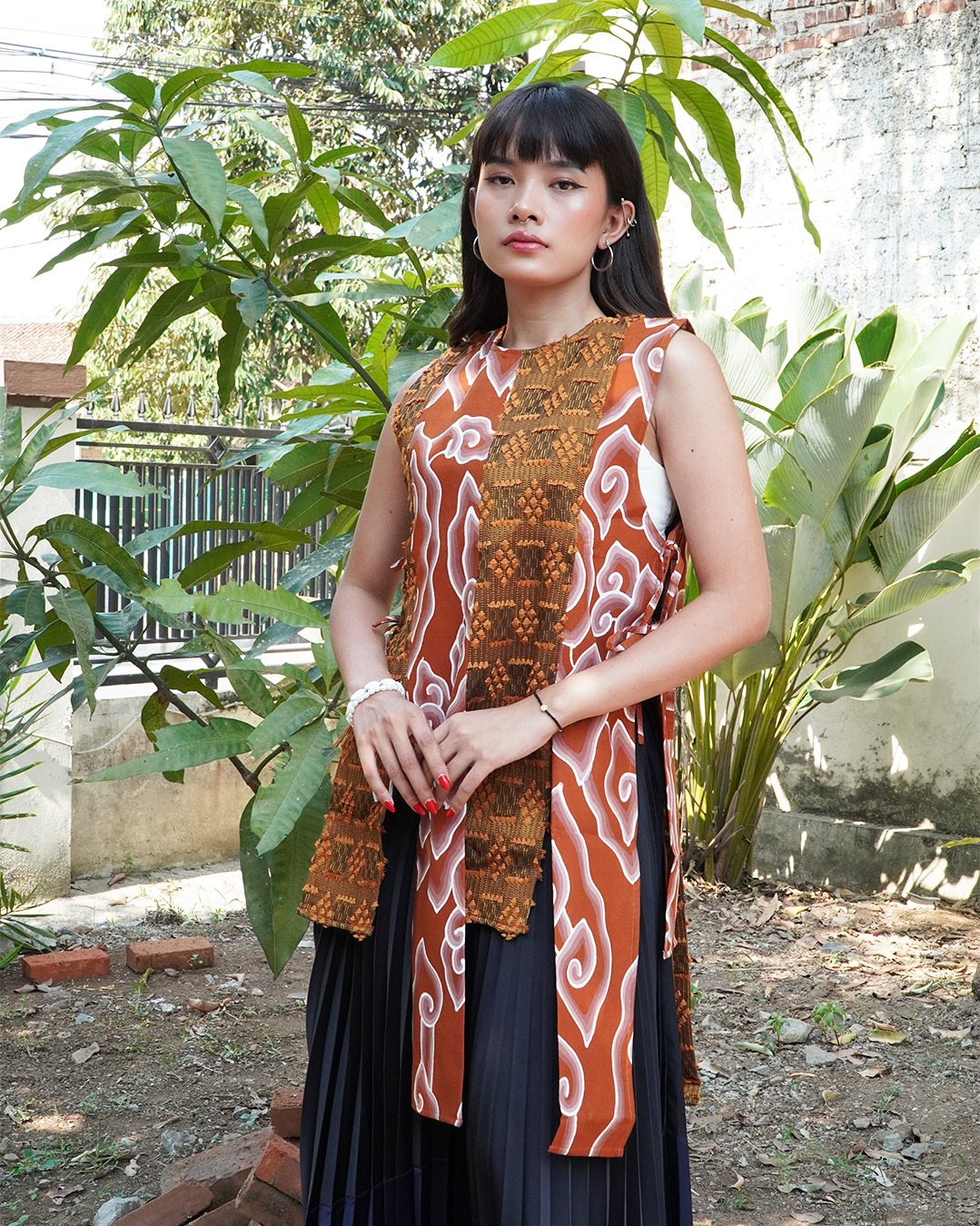 BOOLAO Vest Sambung Mega Mendung Tenun - Coklat