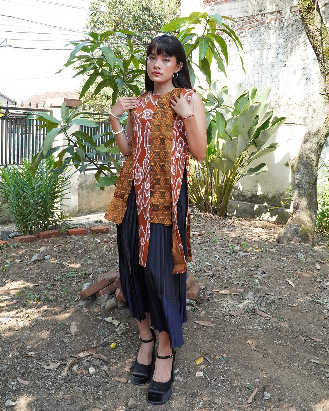 BOOLAO Vest Sambung Mega Mendung Tenun - Coklat